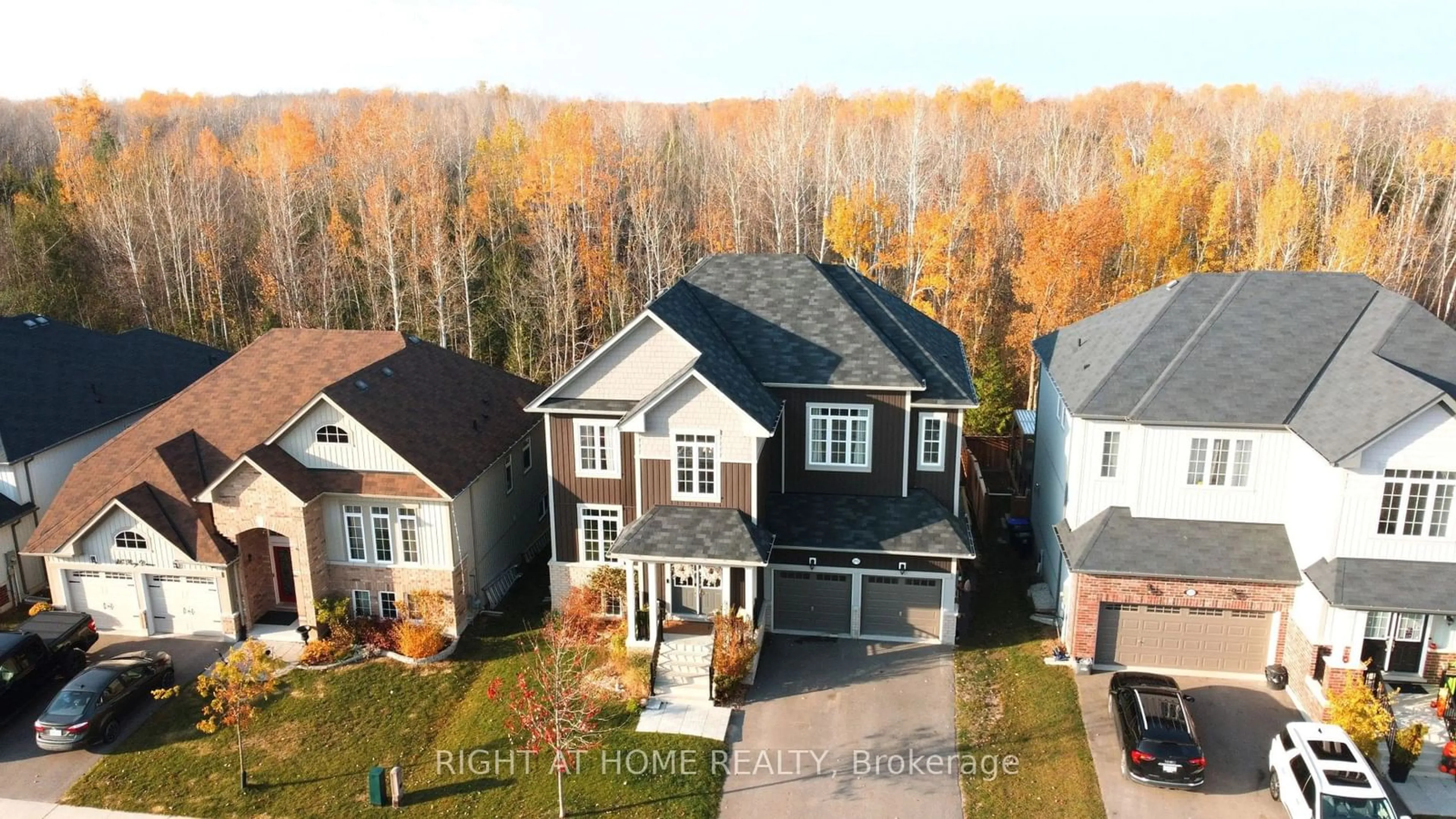 A pic from outside/outdoor area/front of a property/back of a property/a pic from drone, street for 215 Roy Dr, Clearview Ontario L0M 1S0