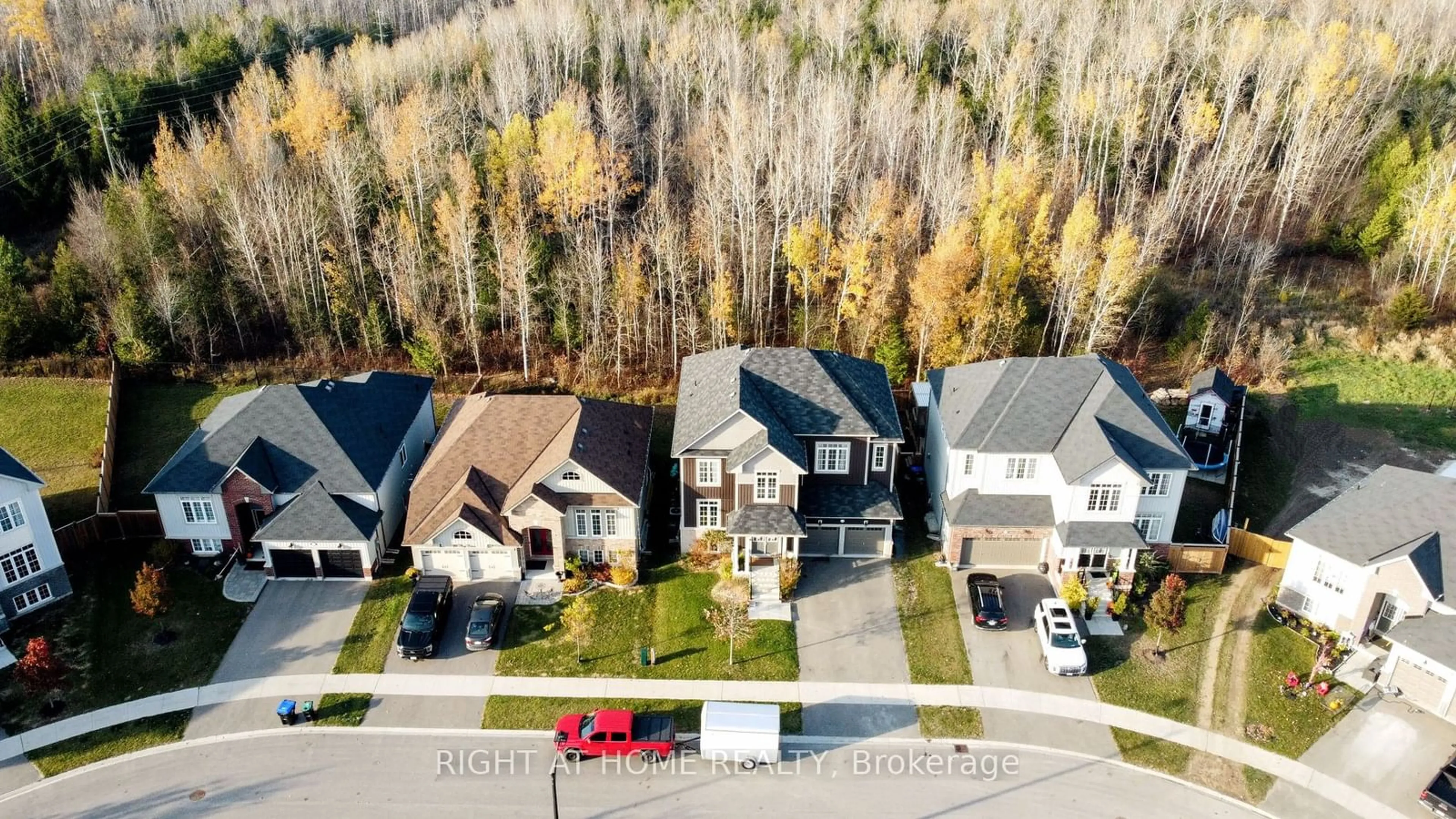 A pic from outside/outdoor area/front of a property/back of a property/a pic from drone, street for 215 Roy Dr, Clearview Ontario L0M 1S0