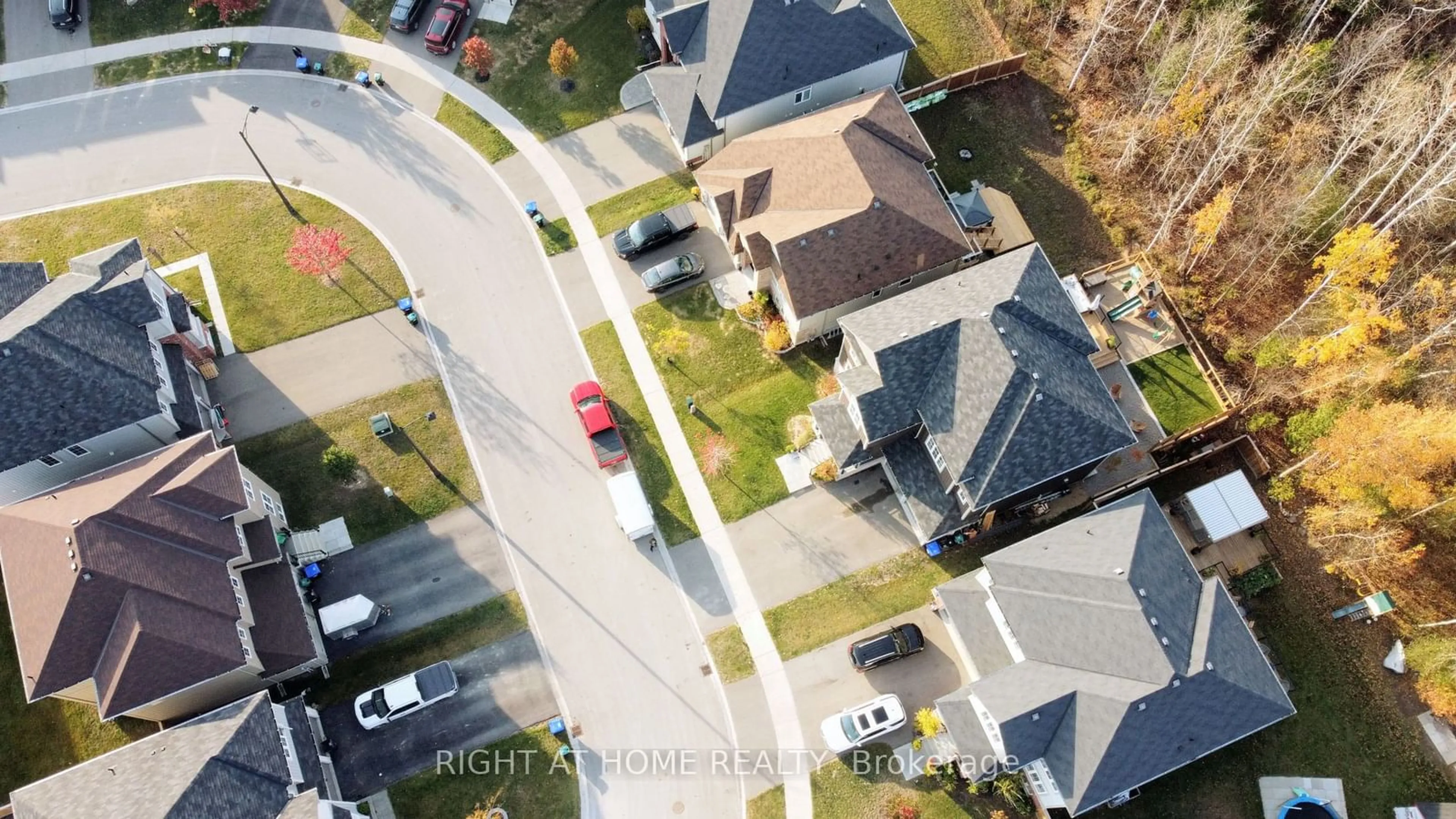 A pic from outside/outdoor area/front of a property/back of a property/a pic from drone, street for 215 Roy Dr, Clearview Ontario L0M 1S0