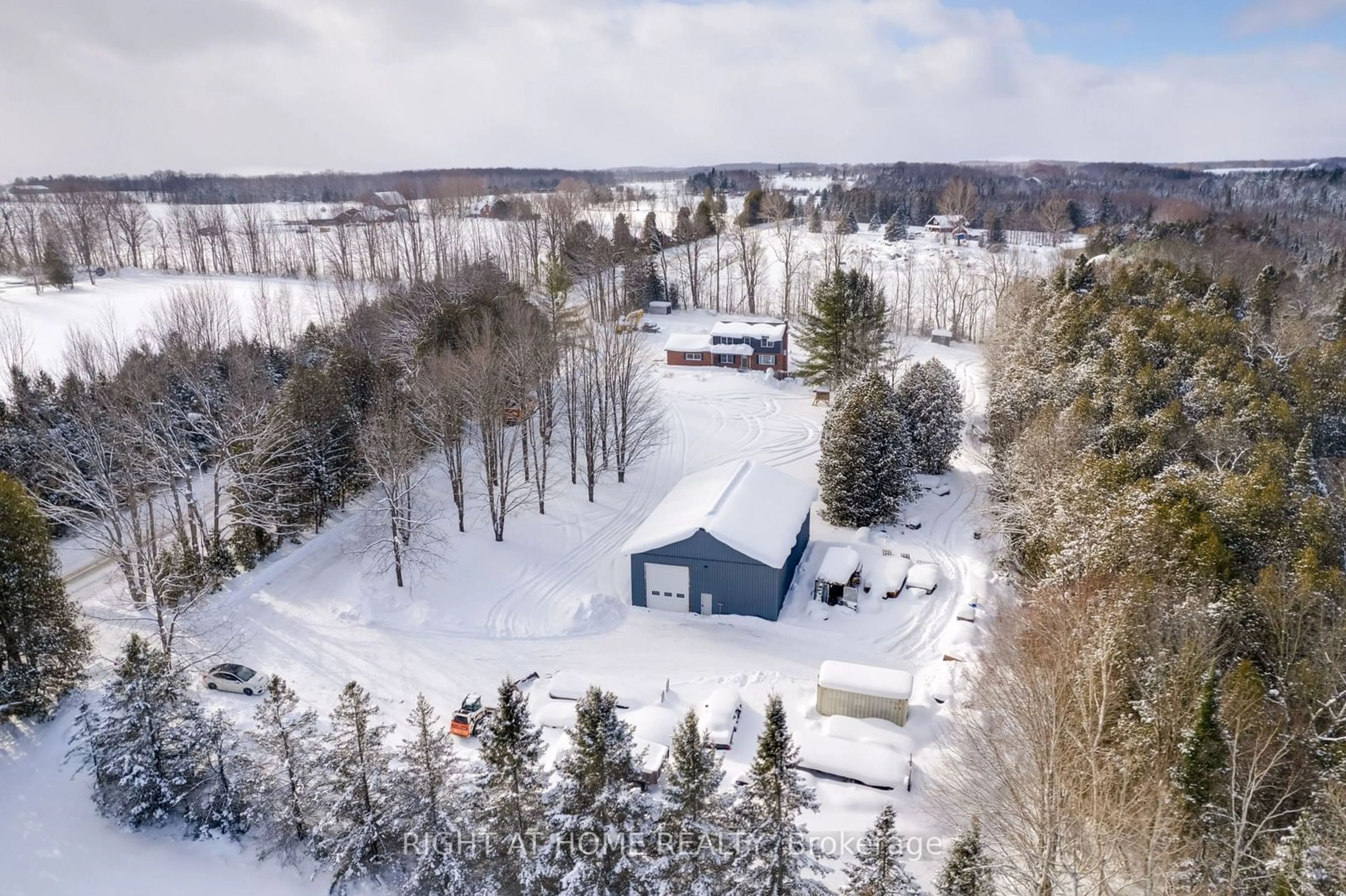 A pic from outside/outdoor area/front of a property/back of a property/a pic from drone, unknown for 1384 15/16 Sdrd, Oro-Medonte Ontario L0L 1T0