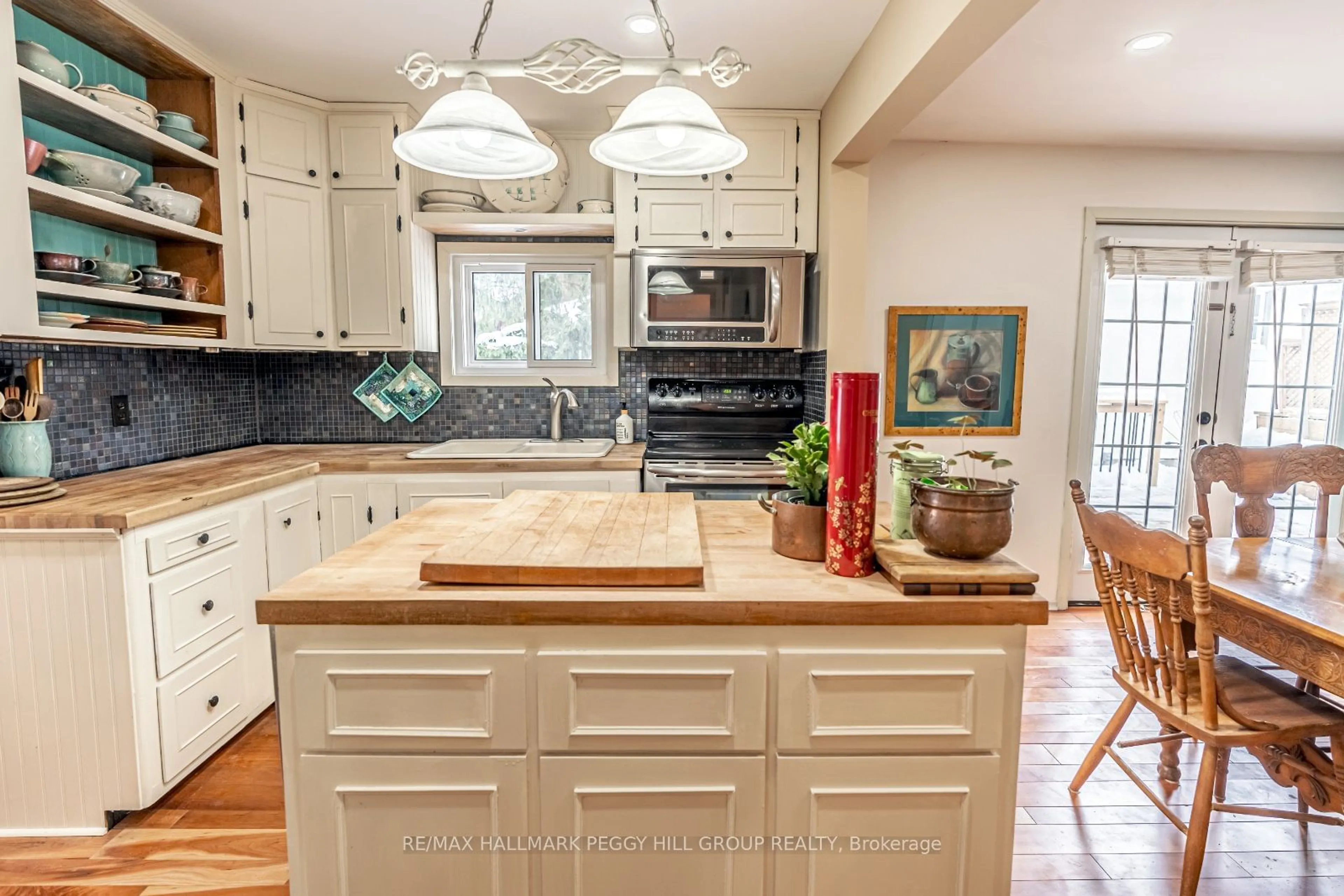 Open concept kitchen, ceramic/tile floor for 2015 Ridge Rd, Oro-Medonte Ontario L0L 2L0