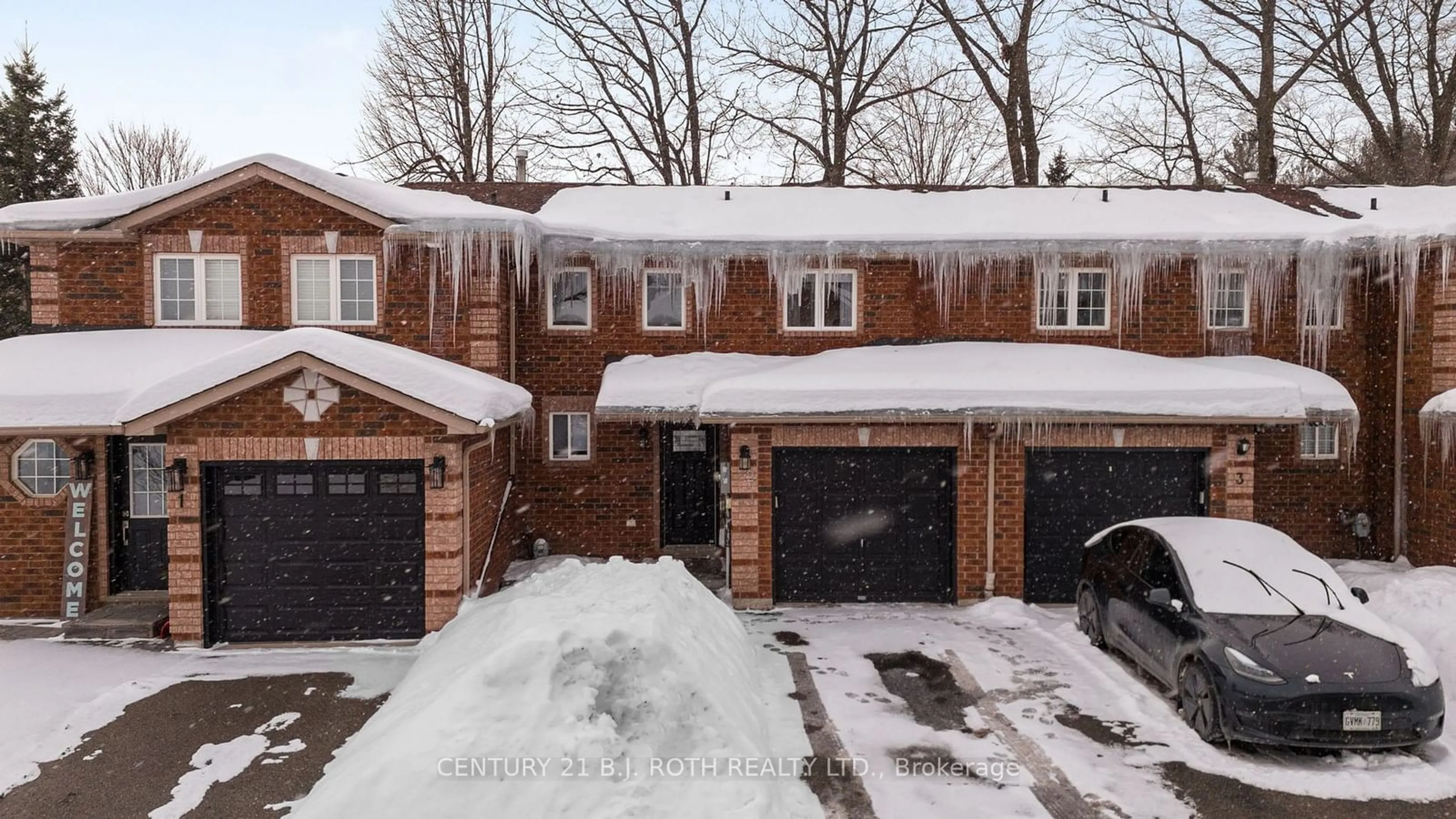 A pic from outside/outdoor area/front of a property/back of a property/a pic from drone, street for 38 KENWELL Cres #2, Barrie Ontario L4N 0Z6