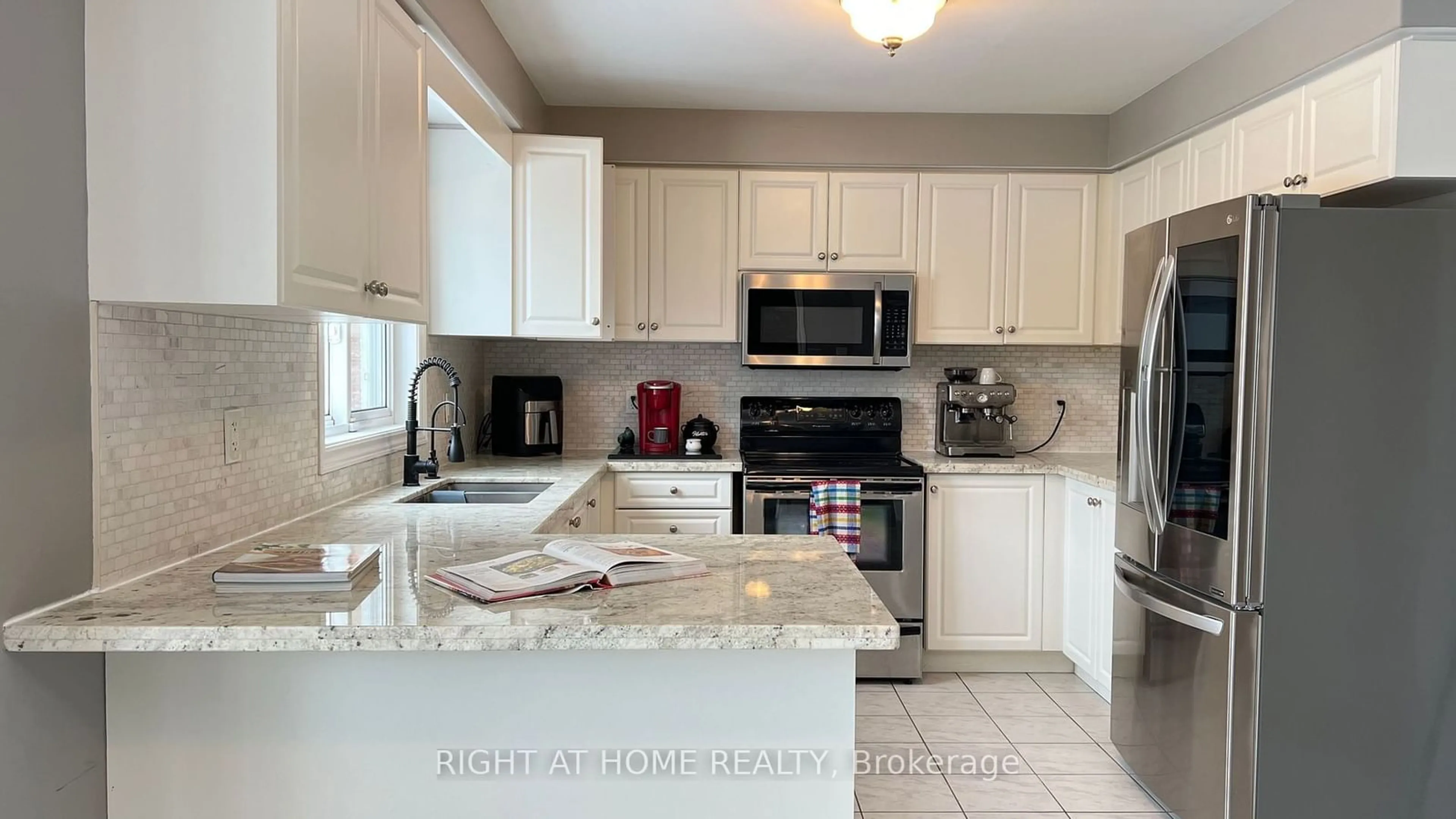 Open concept kitchen, ceramic/tile floor for 33 Knupp Rd, Barrie Ontario L4N 0P8