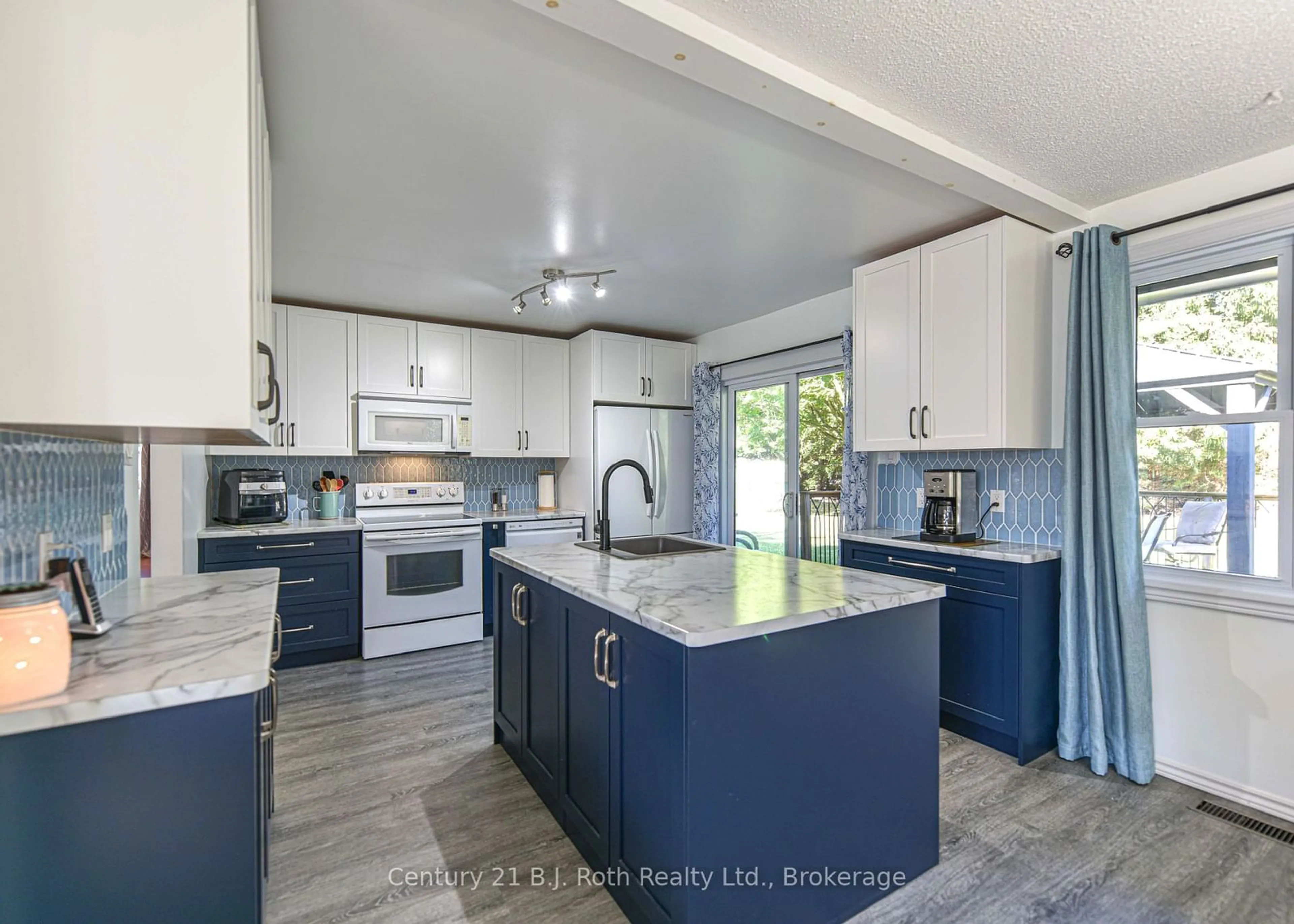 Open concept kitchen, ceramic/tile floor for 8 AGNES St, Oro-Medonte Ontario L0K 1N0