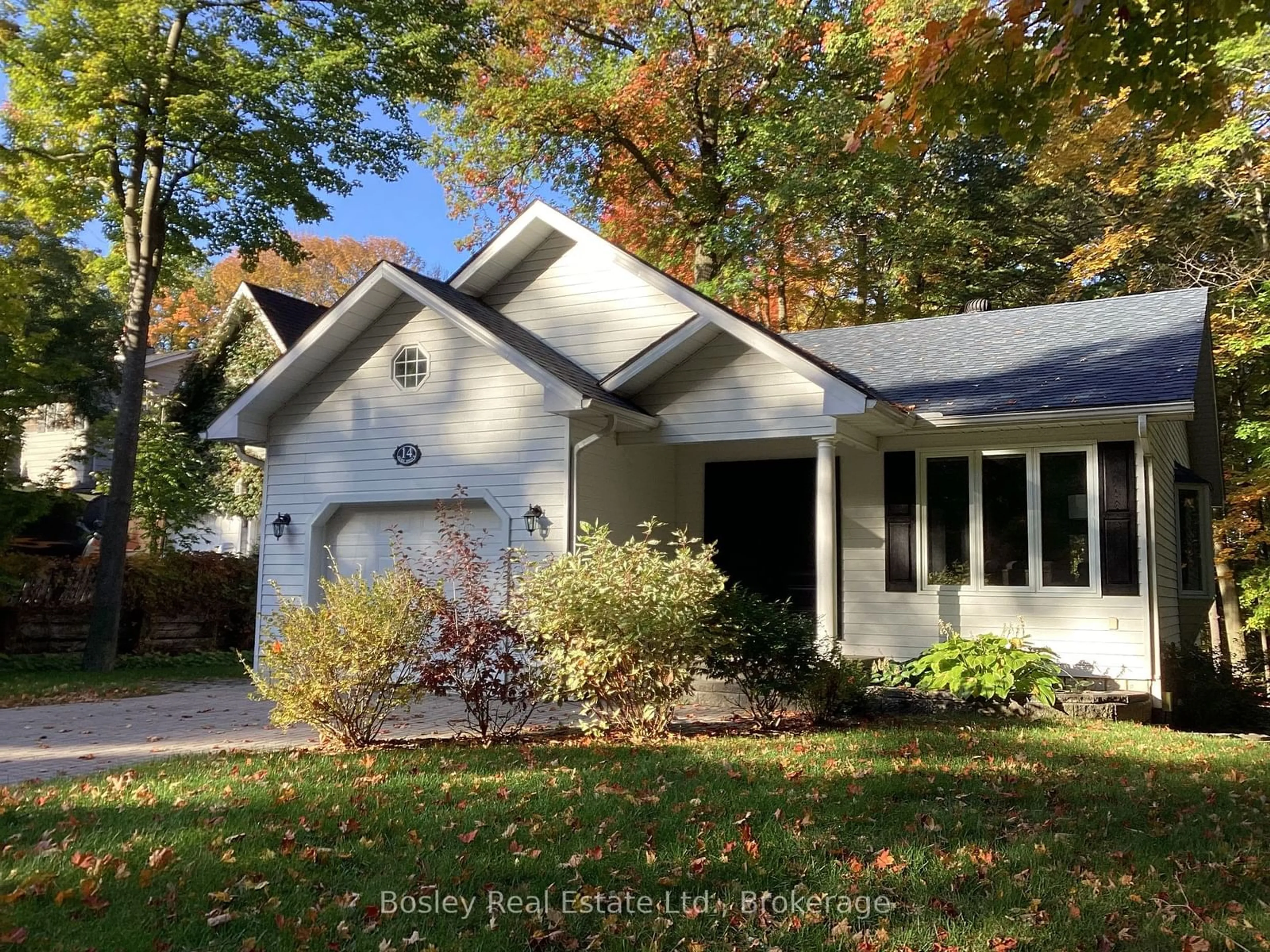 Home with vinyl exterior material, street for 14 JURY Dr, Penetanguishene Ontario L9M 1G1