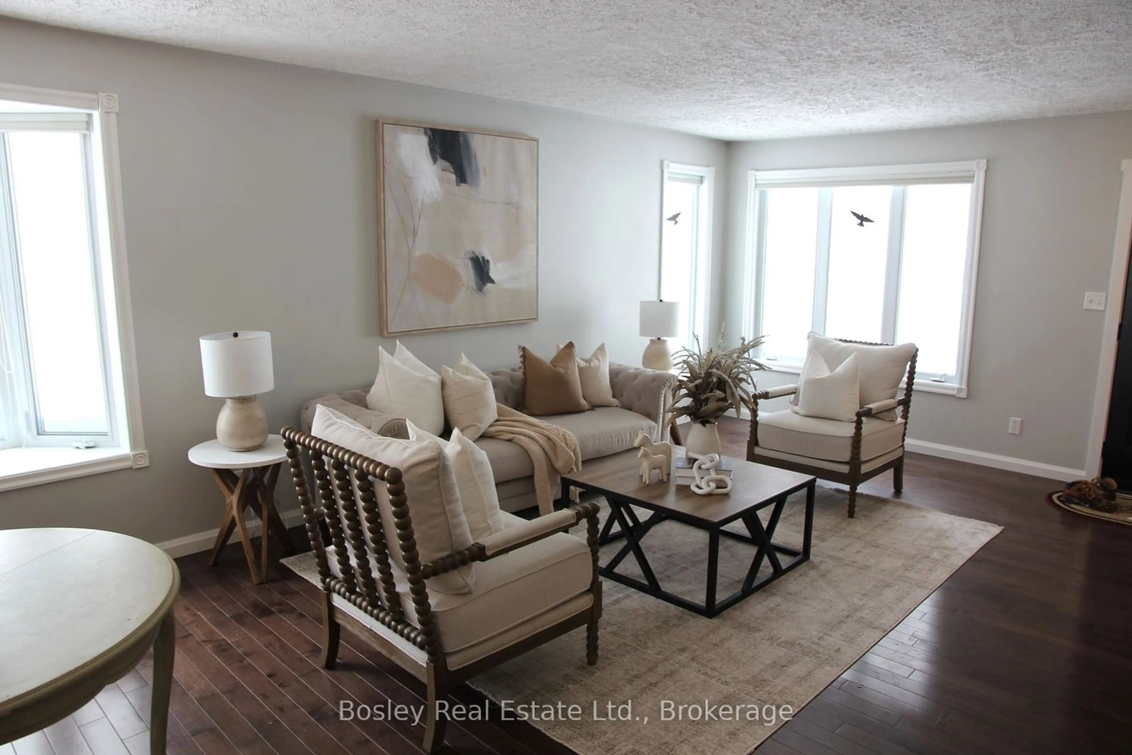 Living room with furniture, wood/laminate floor for 14 JURY Dr, Penetanguishene Ontario L9M 1G1