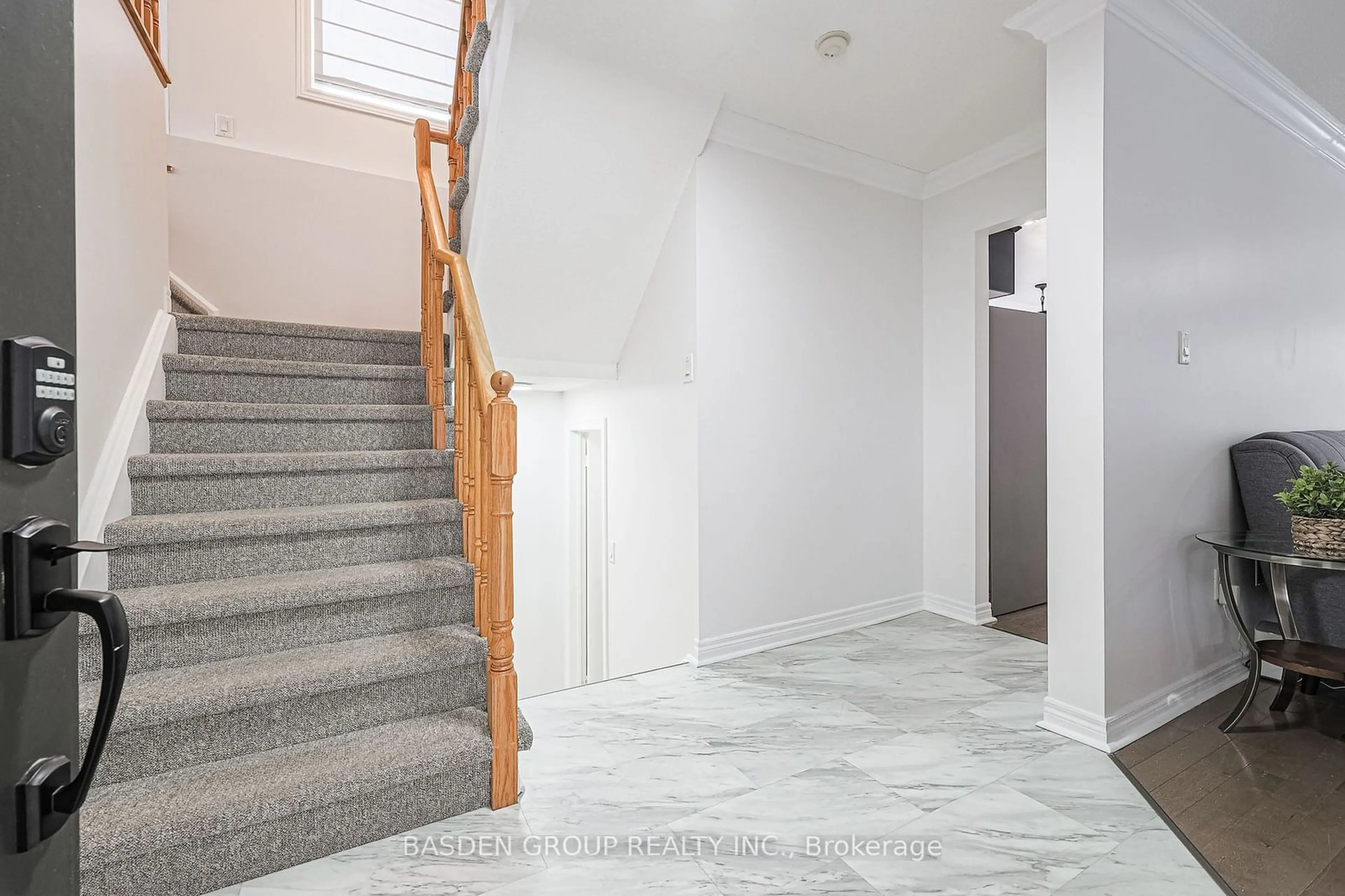 Stairs for 238 Esther Dr, Barrie Ontario L4N 0G3