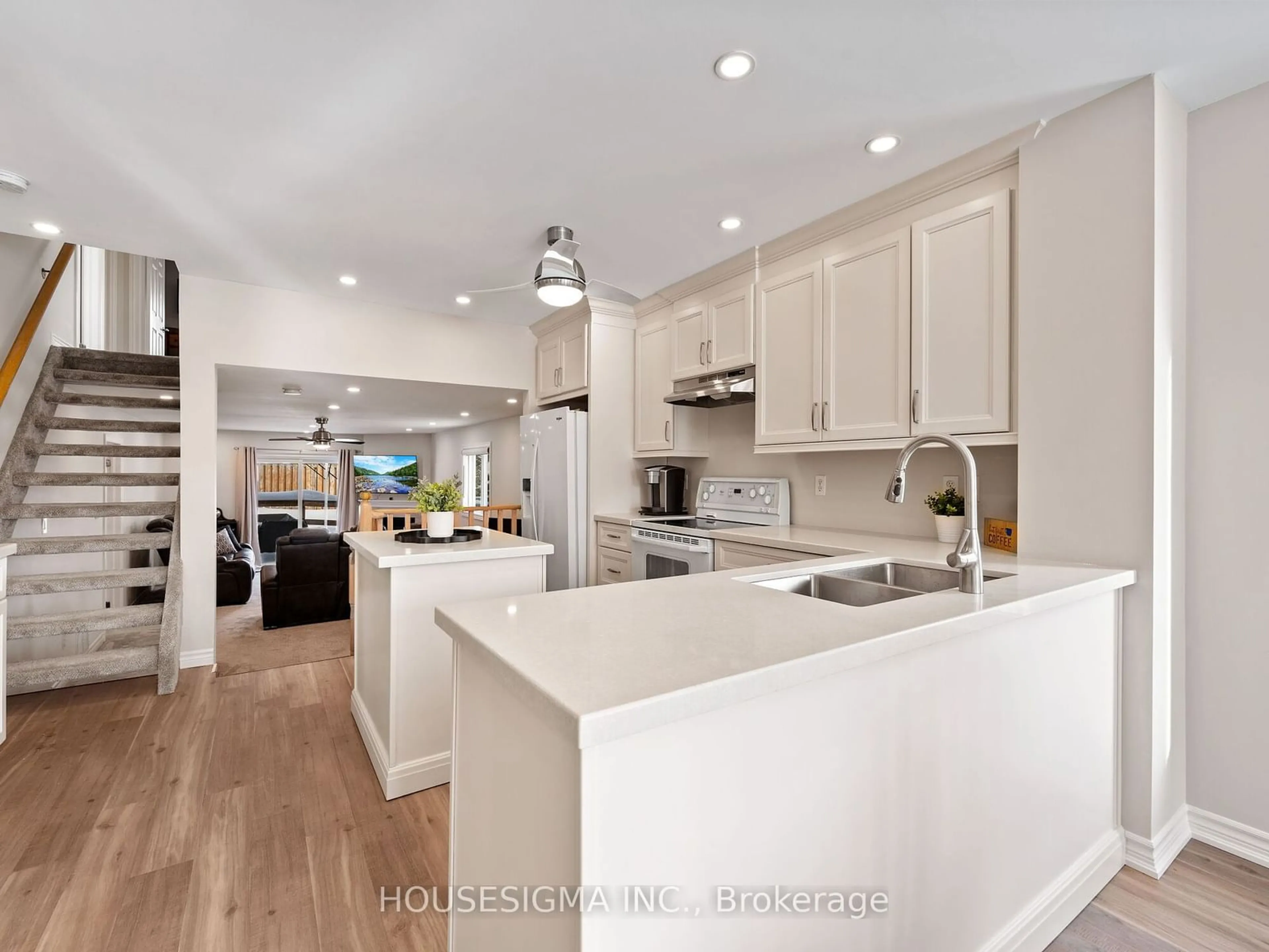 Open concept kitchen, unknown for 10 Willow Dr, Barrie Ontario L4N 8T2