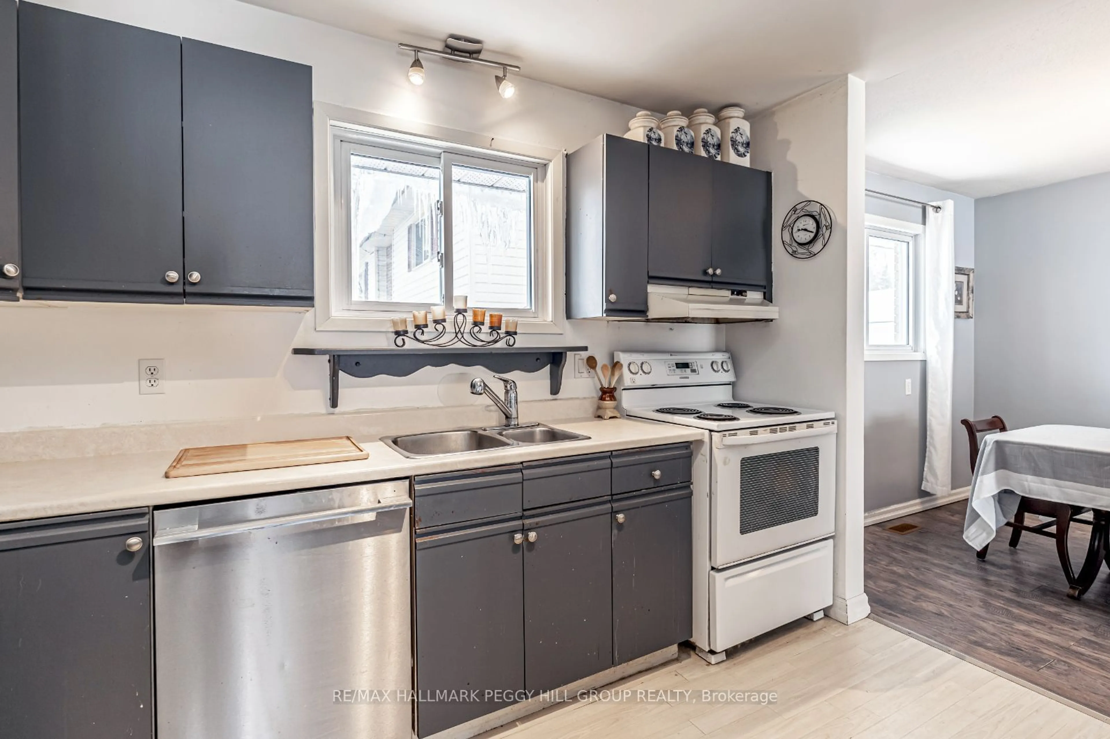 Open concept kitchen, unknown for 423 Mary St, Orillia Ontario L3V 3G5