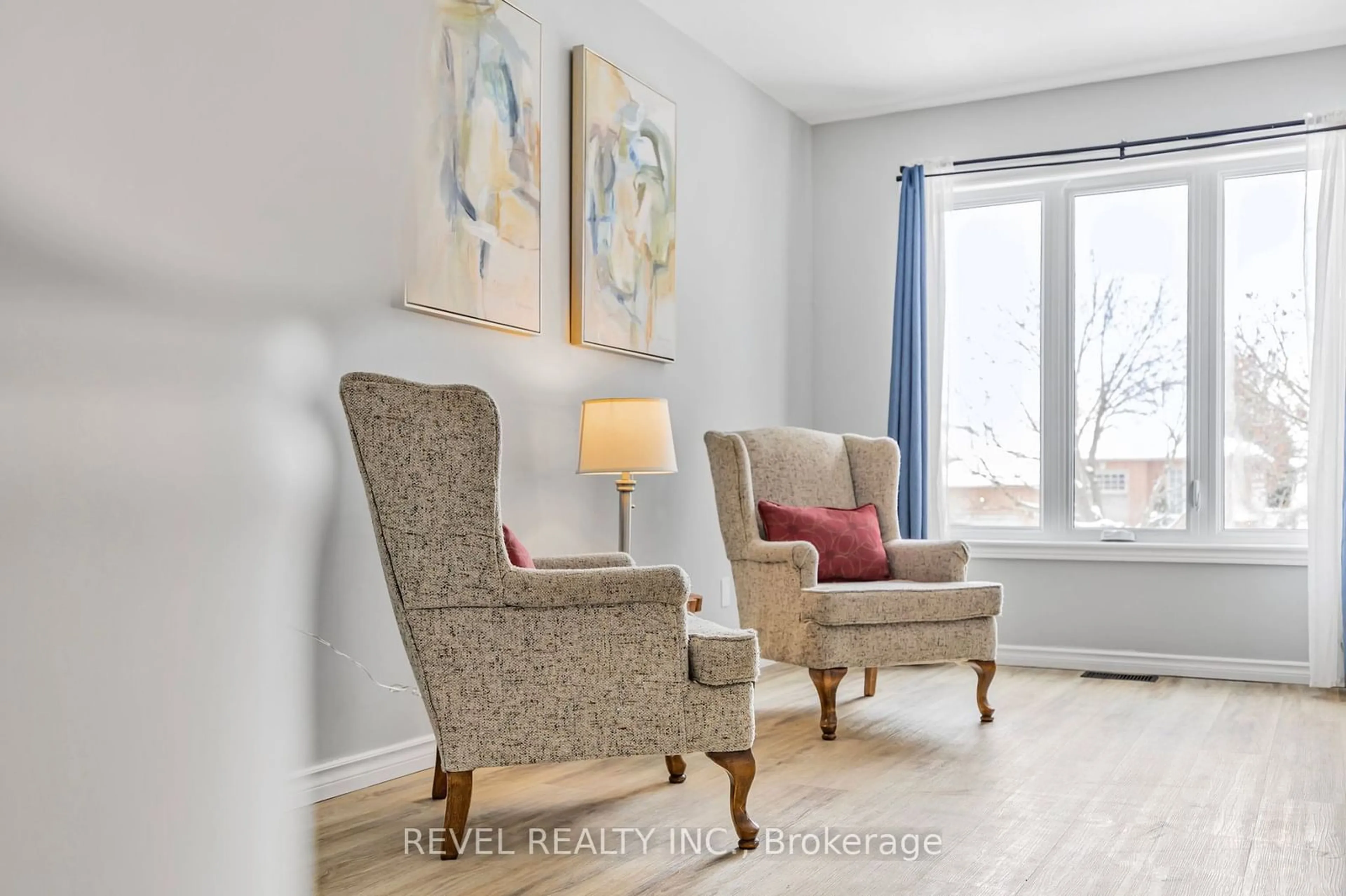 Living room with furniture, wood/laminate floor for 12 Ward Dr, Barrie Ontario L4N 7N9