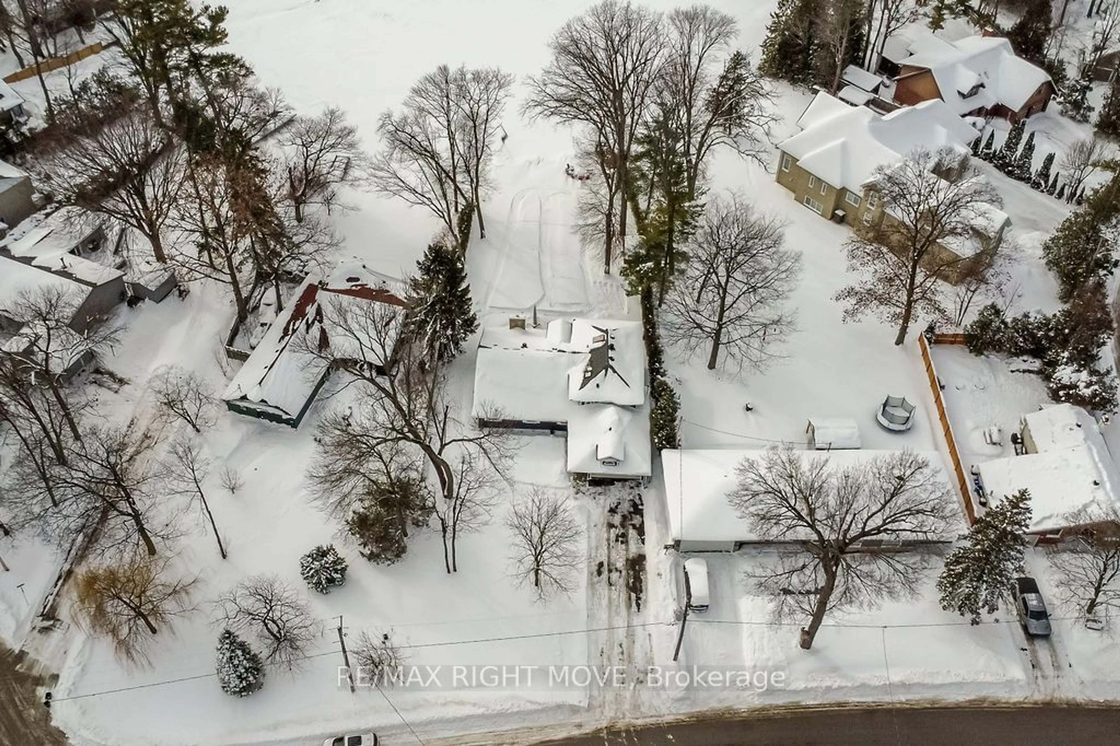 A pic from outside/outdoor area/front of a property/back of a property/a pic from drone, street for 668 Broadview Ave, Orillia Ontario L3V 6P2