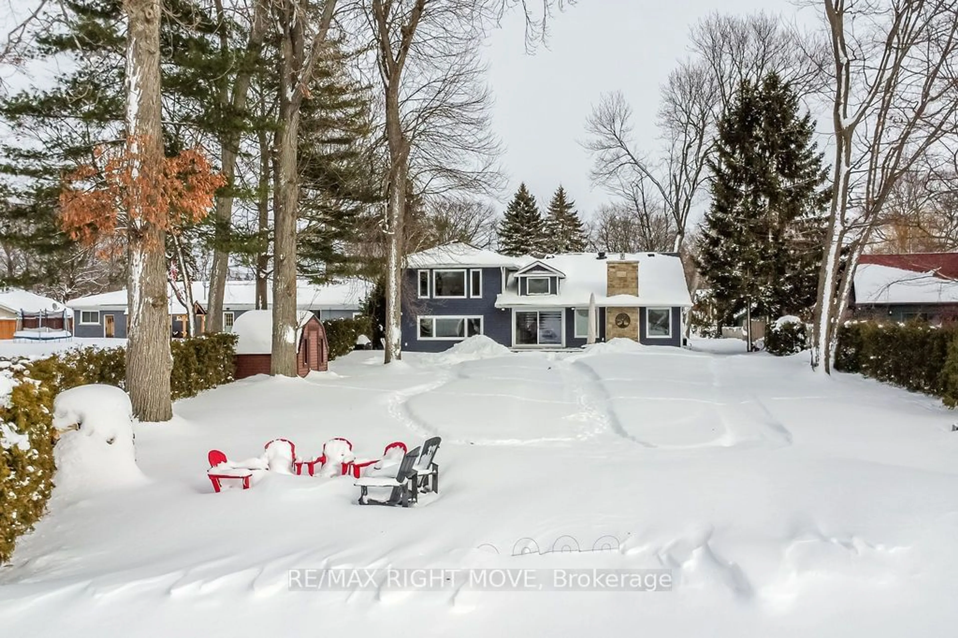 A pic from outside/outdoor area/front of a property/back of a property/a pic from drone, street for 668 Broadview Ave, Orillia Ontario L3V 6P2