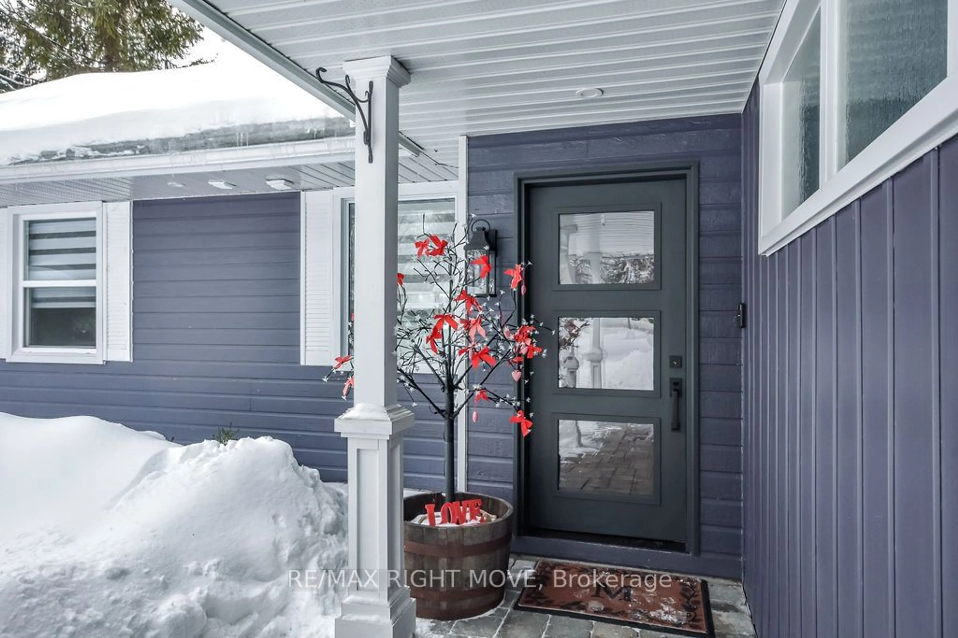 Indoor entryway for 668 Broadview Ave, Orillia Ontario L3V 6P2