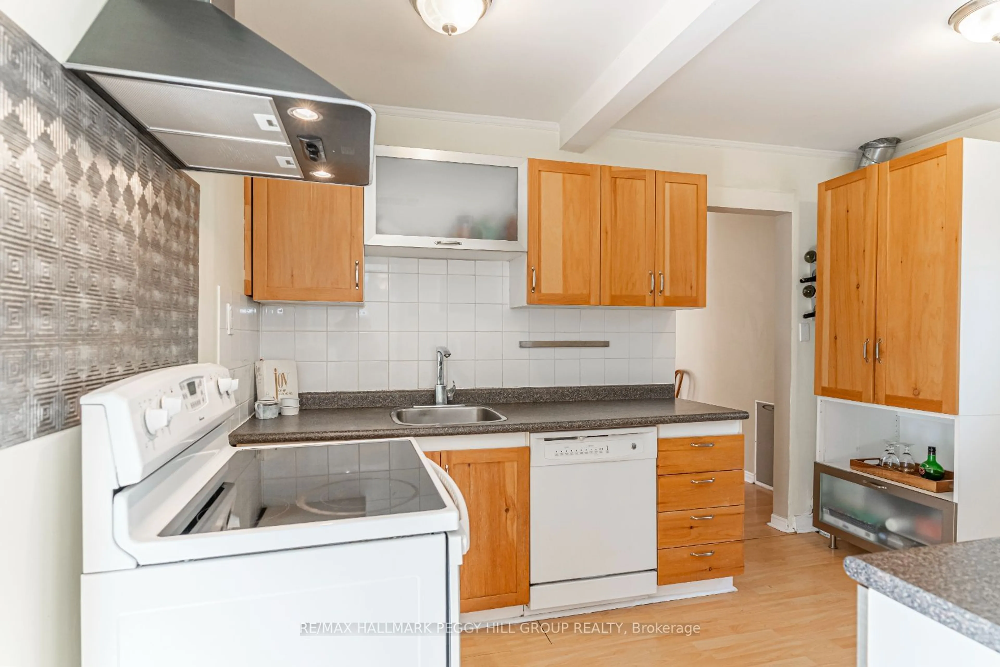 Standard kitchen, unknown for 124 Albert St, Collingwood Ontario L9Y 3Y2