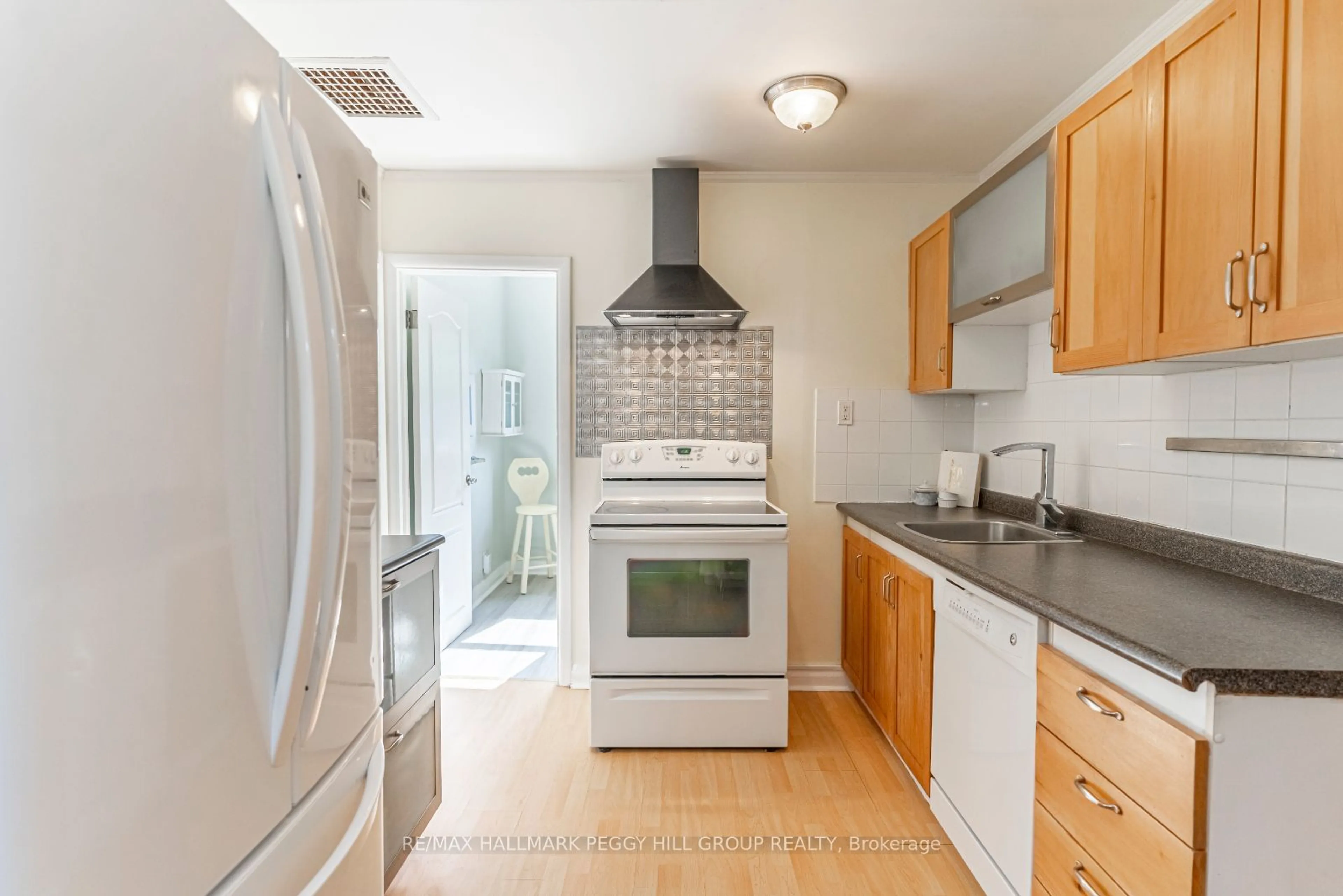 Standard kitchen, ceramic/tile floor for 124 Albert St, Collingwood Ontario L9Y 3Y2