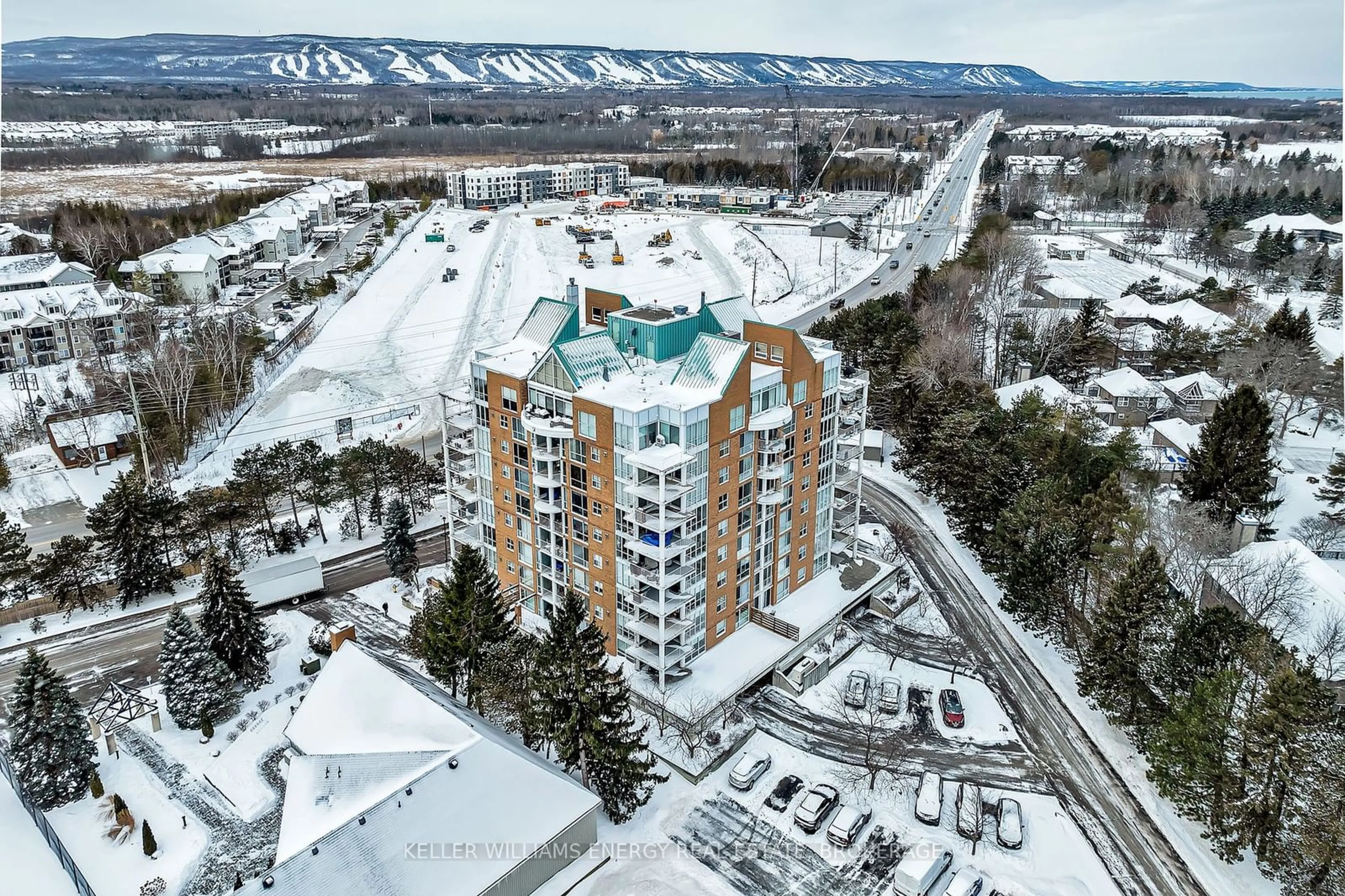 A pic from outside/outdoor area/front of a property/back of a property/a pic from drone, mountain view for 24 Ramblings Way #901, Collingwood Ontario L9Y 5C6