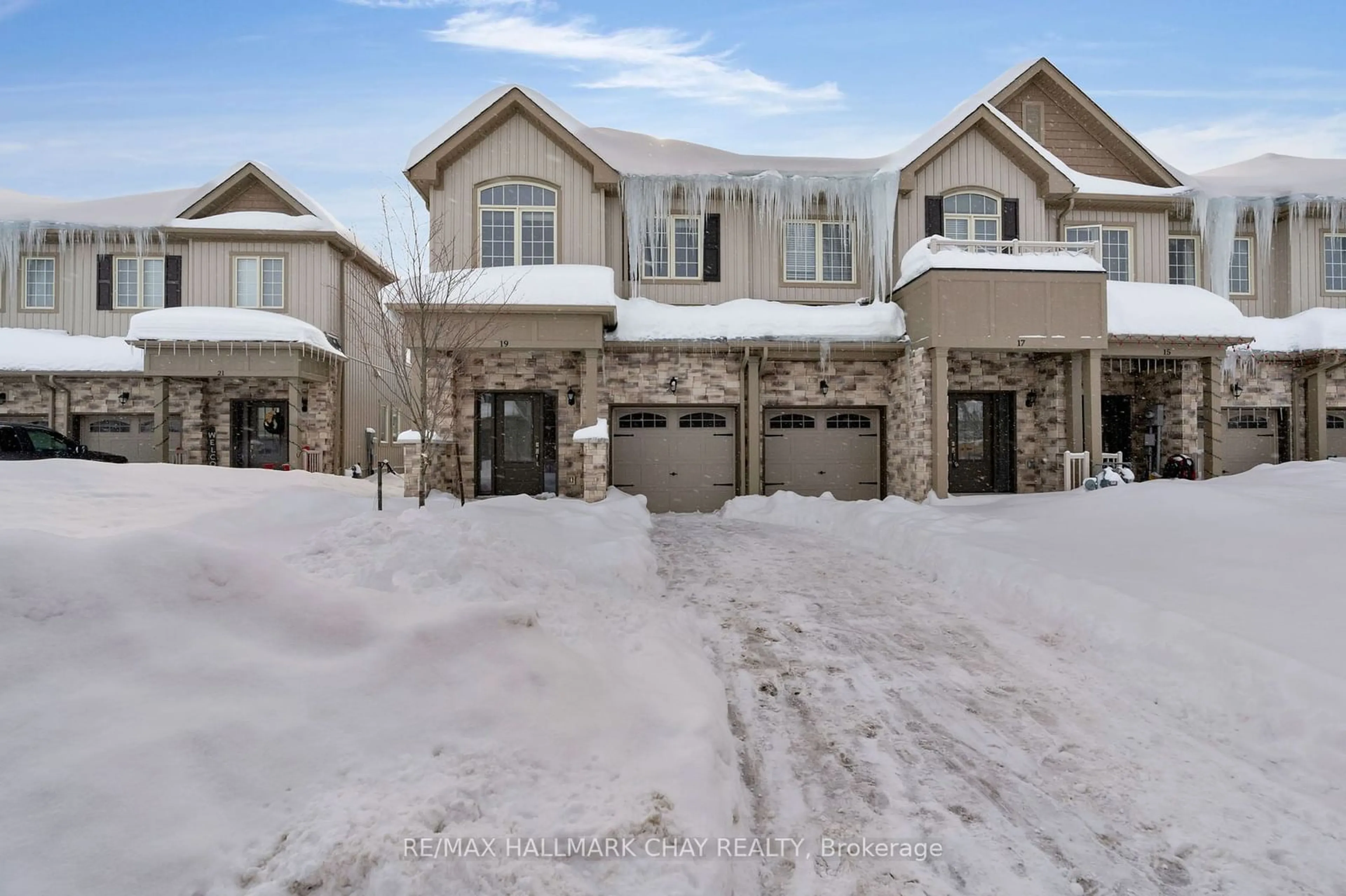 A pic from outside/outdoor area/front of a property/back of a property/a pic from drone, street for 19 Churchlea Mews, Orillia Ontario L3V 8K9