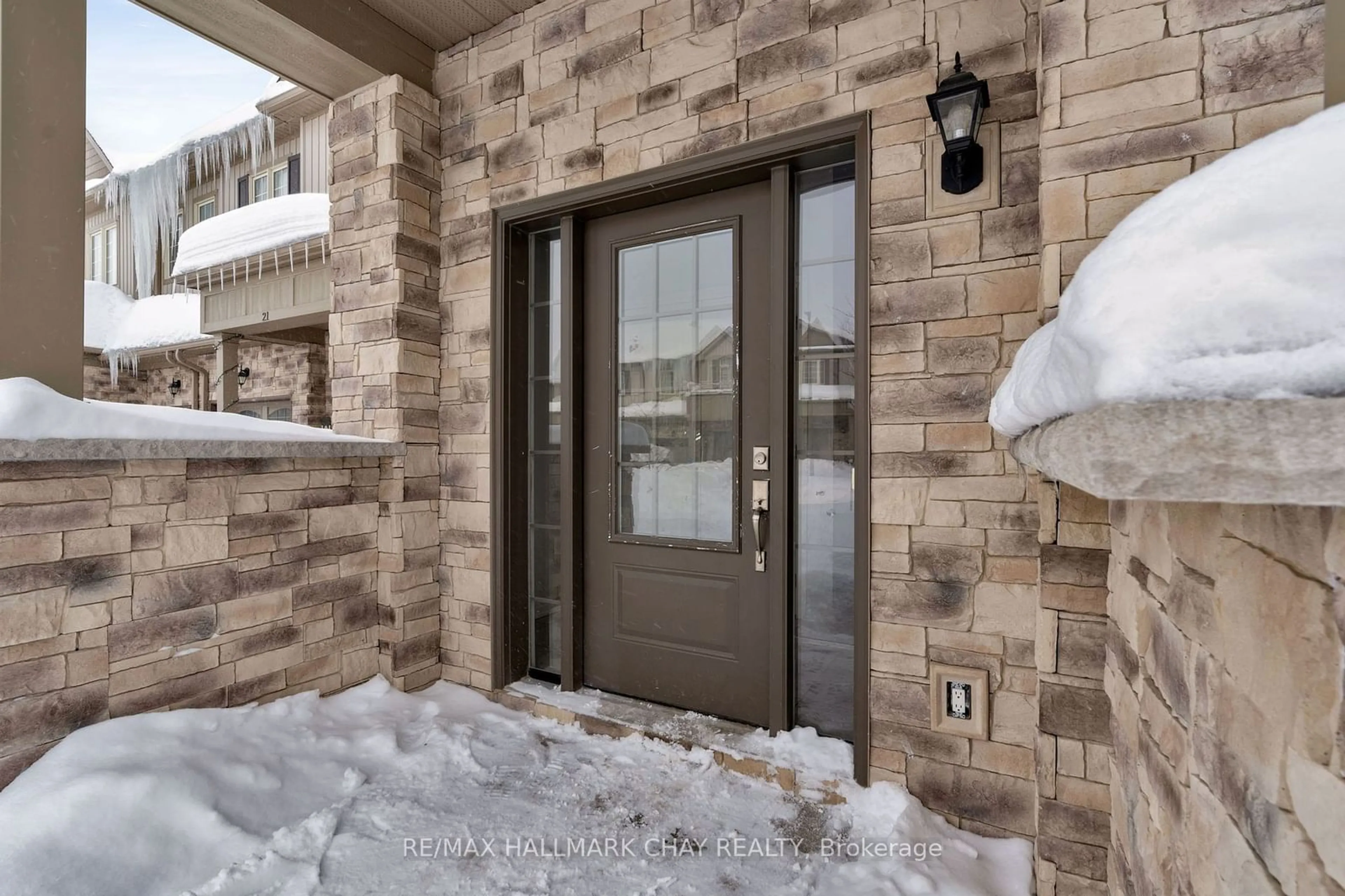 Indoor entryway for 19 Churchlea Mews, Orillia Ontario L3V 8K9