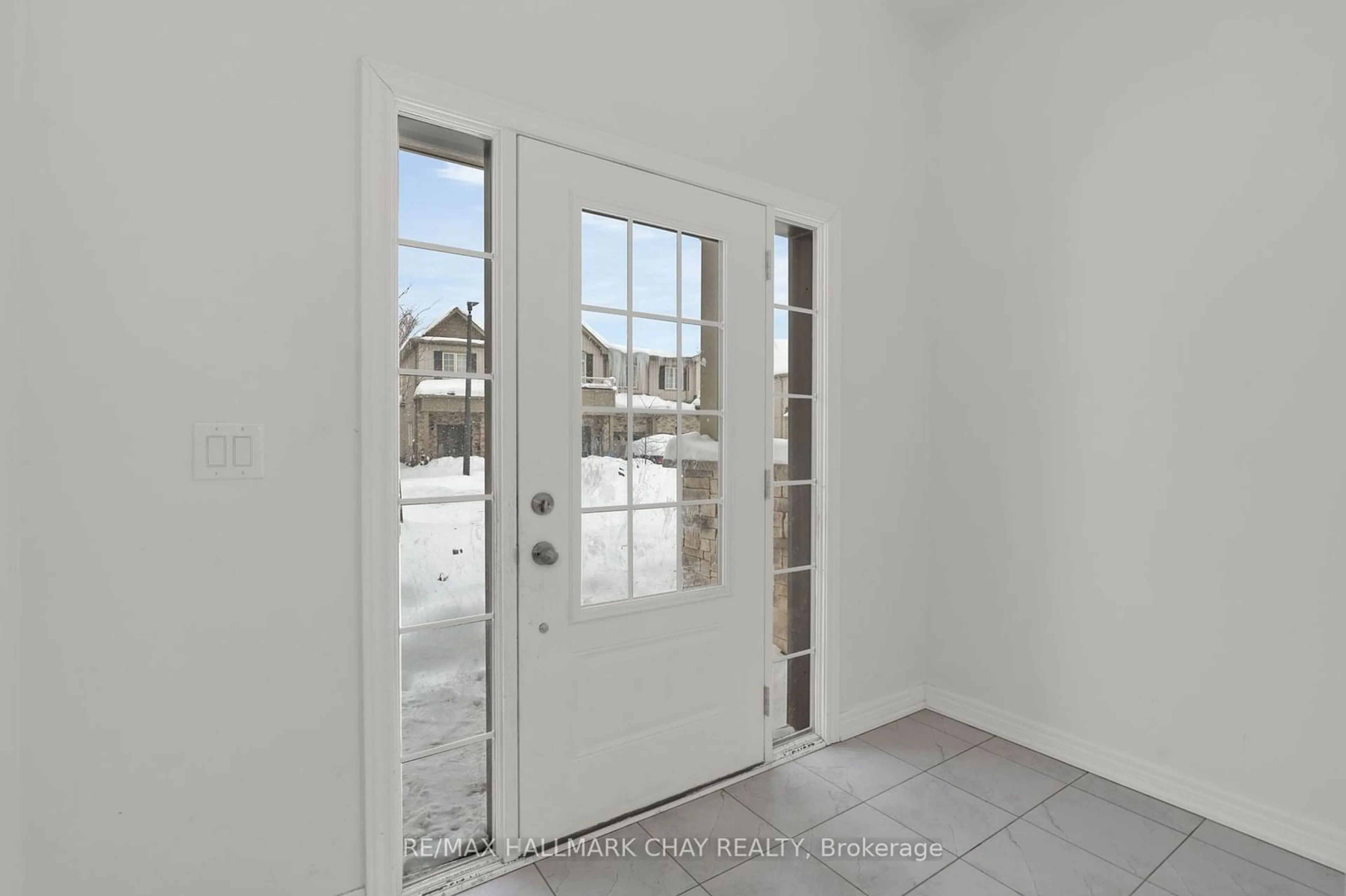 Indoor entryway for 19 Churchlea Mews, Orillia Ontario L3V 8K9