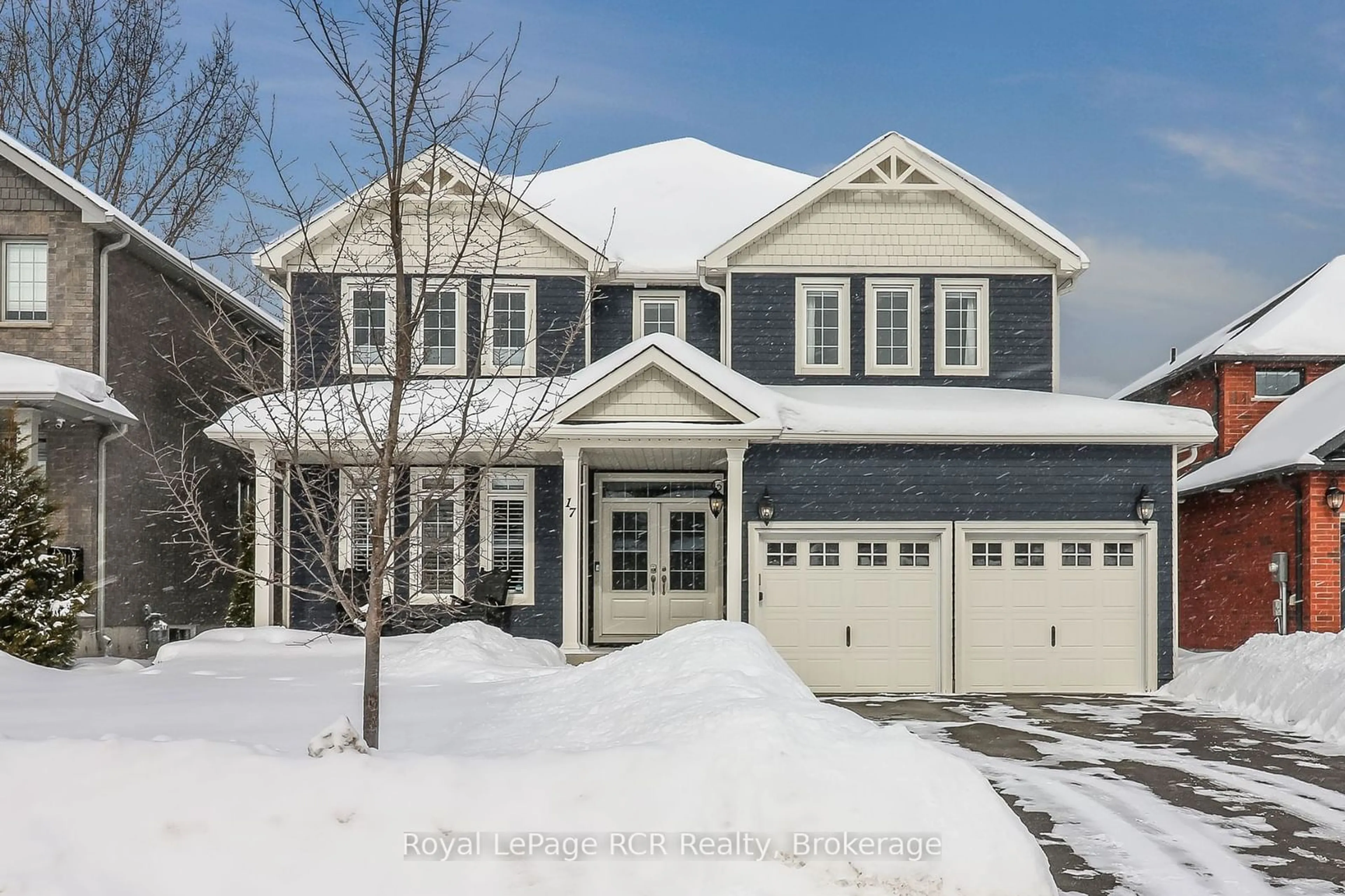 Home with vinyl exterior material, street for 17 Gilpin Cres, Collingwood Ontario L9Y 0Z2