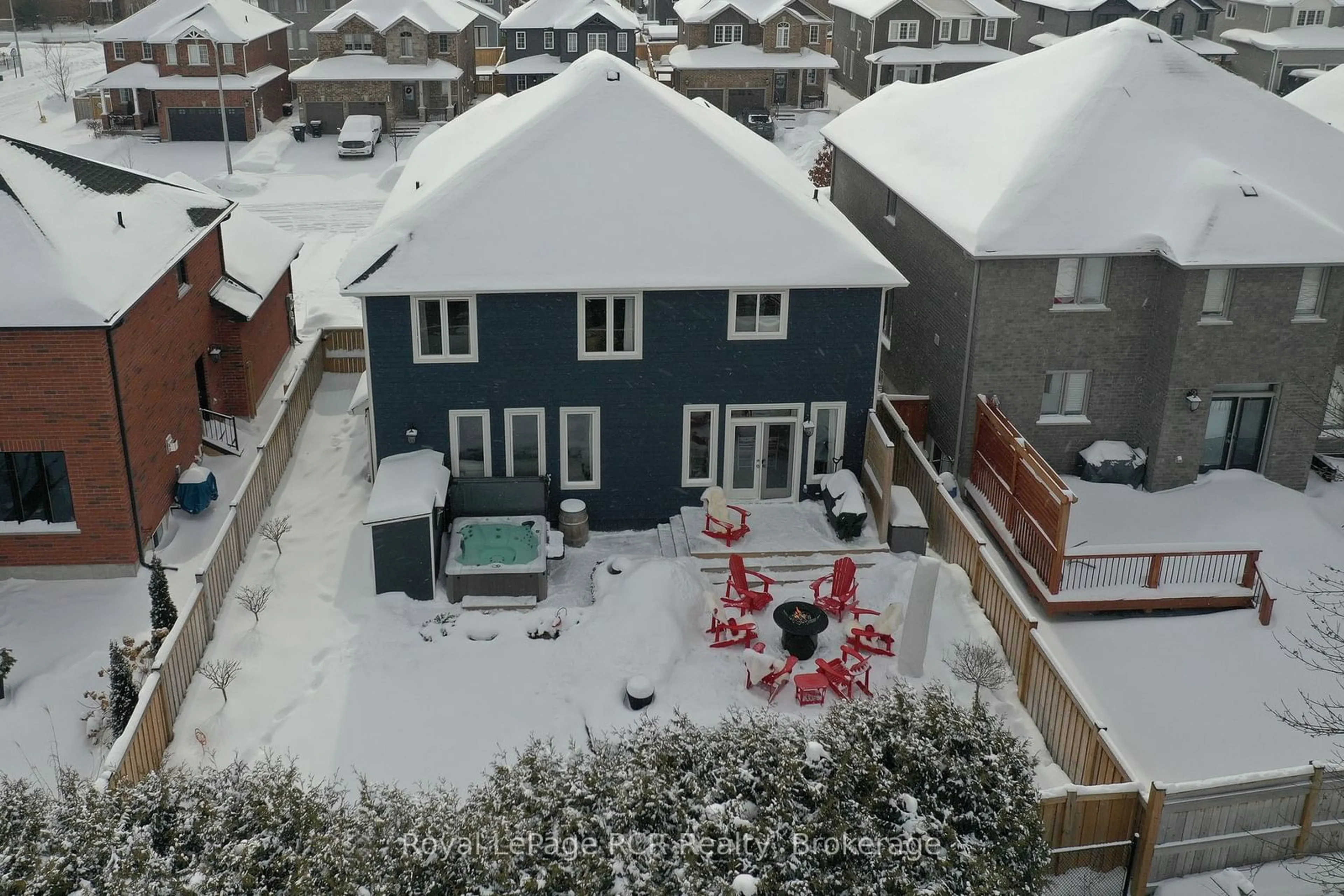 A pic from outside/outdoor area/front of a property/back of a property/a pic from drone, unknown for 17 Gilpin Cres, Collingwood Ontario L9Y 0Z2