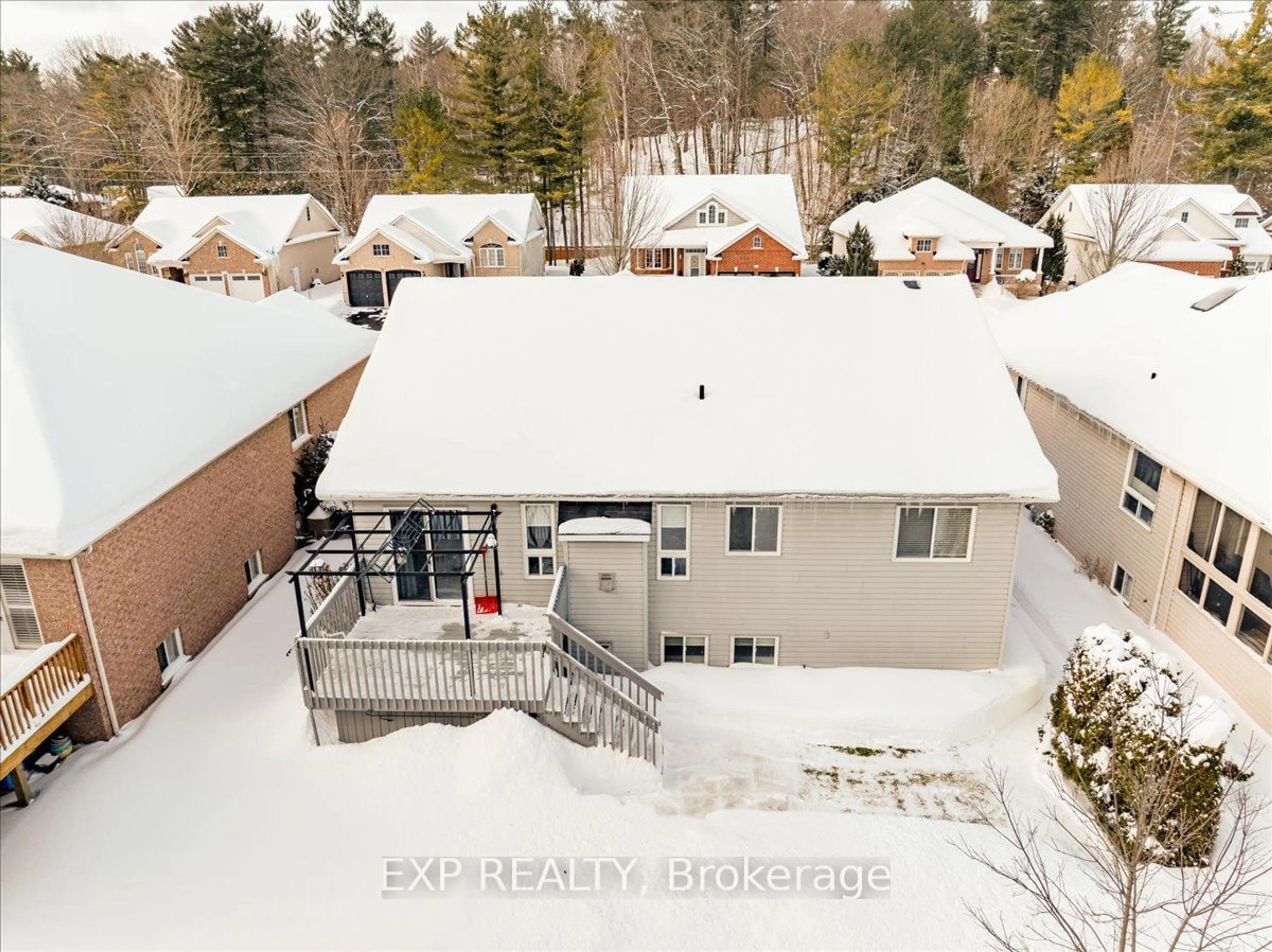 A pic from outside/outdoor area/front of a property/back of a property/a pic from drone, unknown for 13 Masters Lane, Wasaga Beach Ontario L9Z 1S9