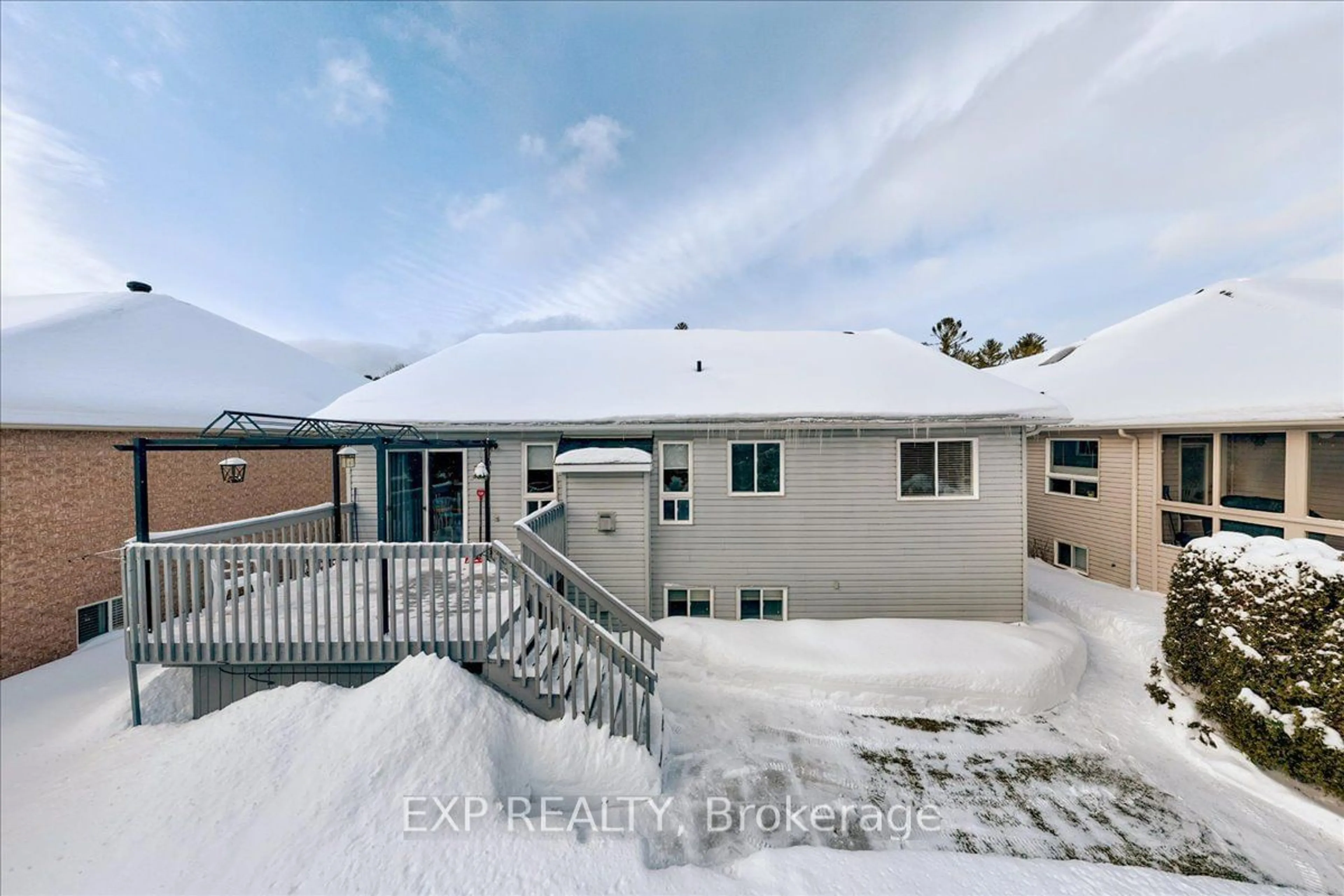 A pic from outside/outdoor area/front of a property/back of a property/a pic from drone, unknown for 13 Masters Lane, Wasaga Beach Ontario L9Z 1S9