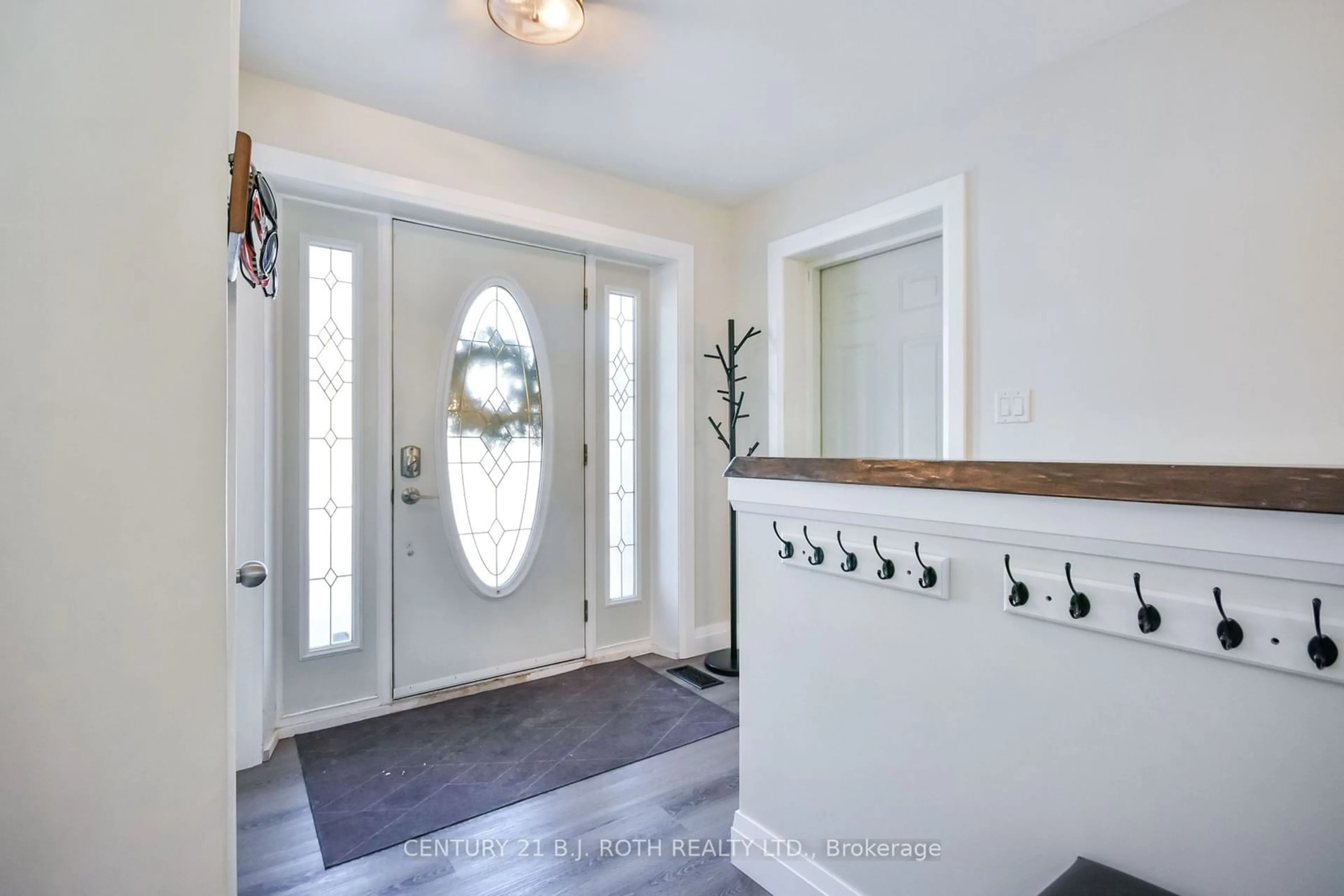 Indoor entryway for 6083 Vasey Rd, Springwater Ontario L0L 1P0