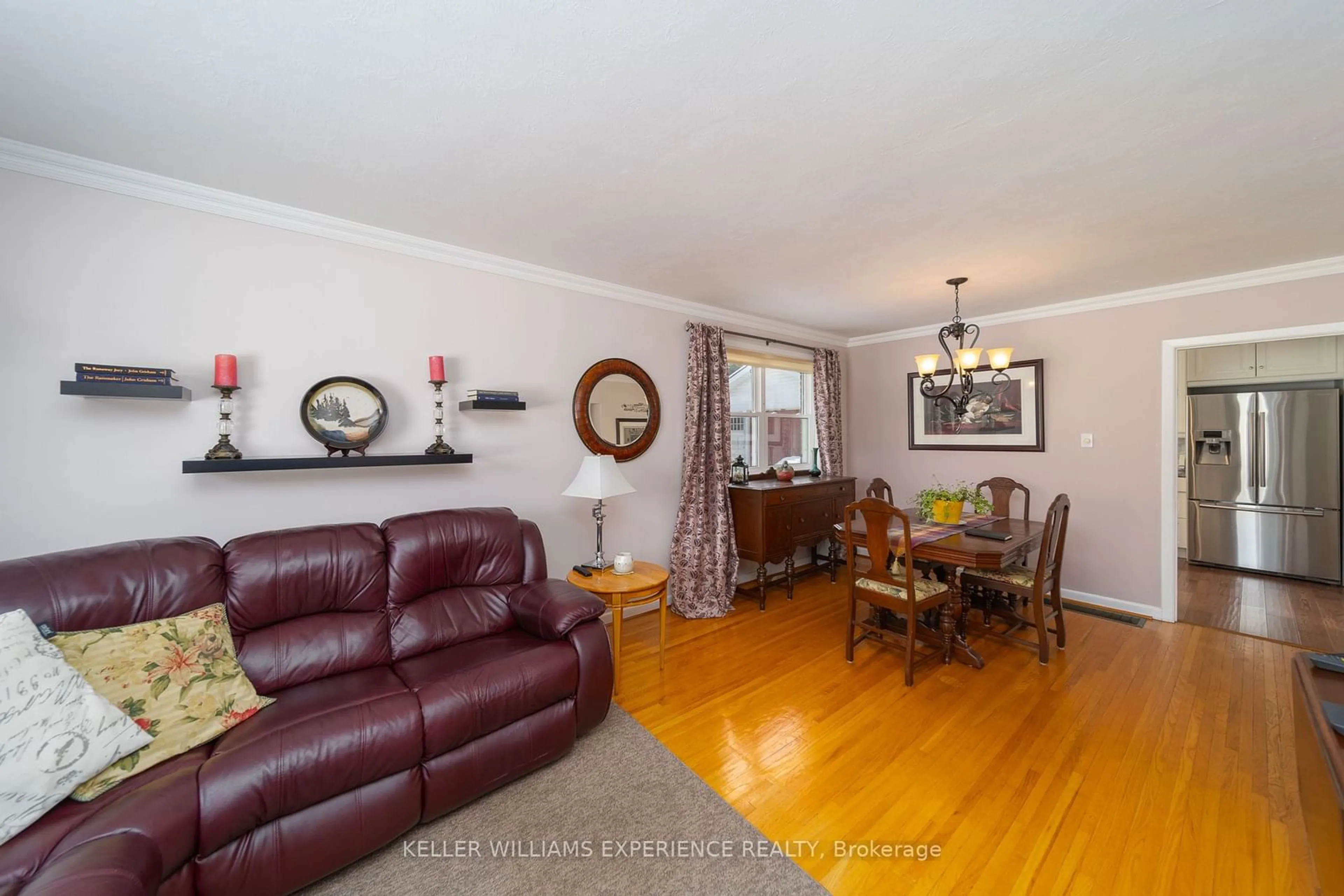 Living room with furniture, wood/laminate floor for 67 Queen St, Barrie Ontario L4M 1Z2