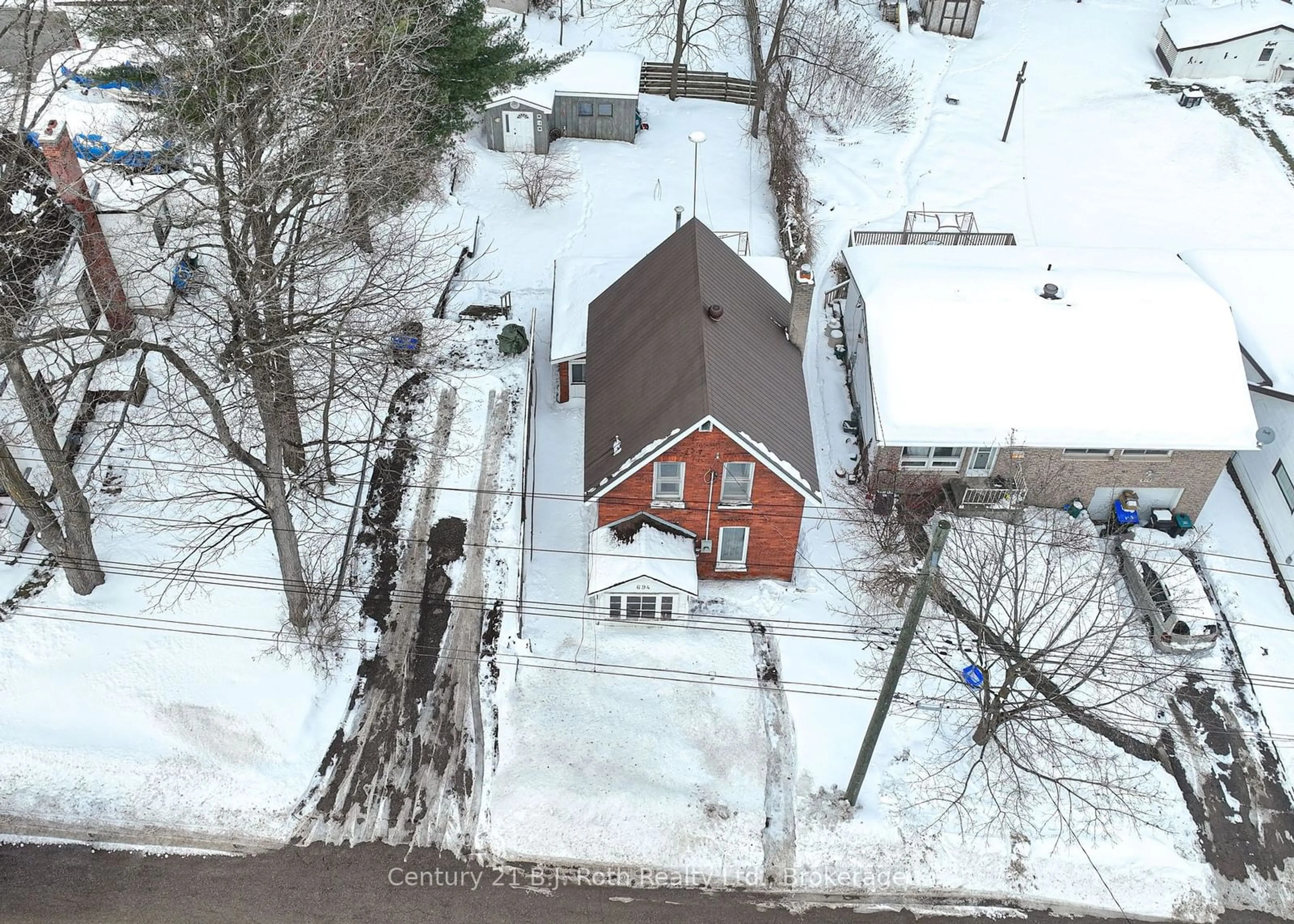 A pic from outside/outdoor area/front of a property/back of a property/a pic from drone, street for 694 Quebec St, Midland Ontario L4R 1E4