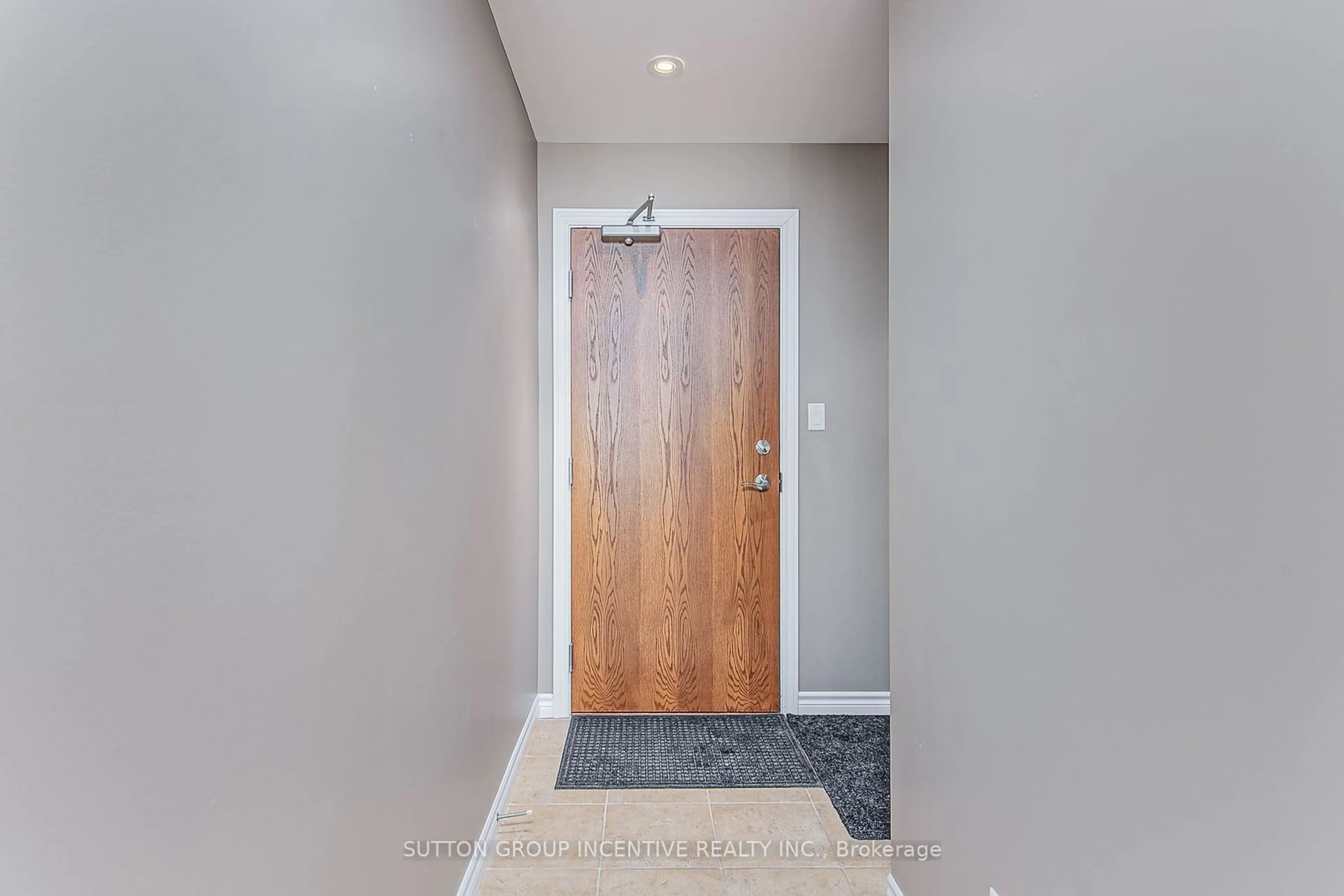 Indoor entryway for 37 Ellen St #505, Barrie Ontario L4N 4G2