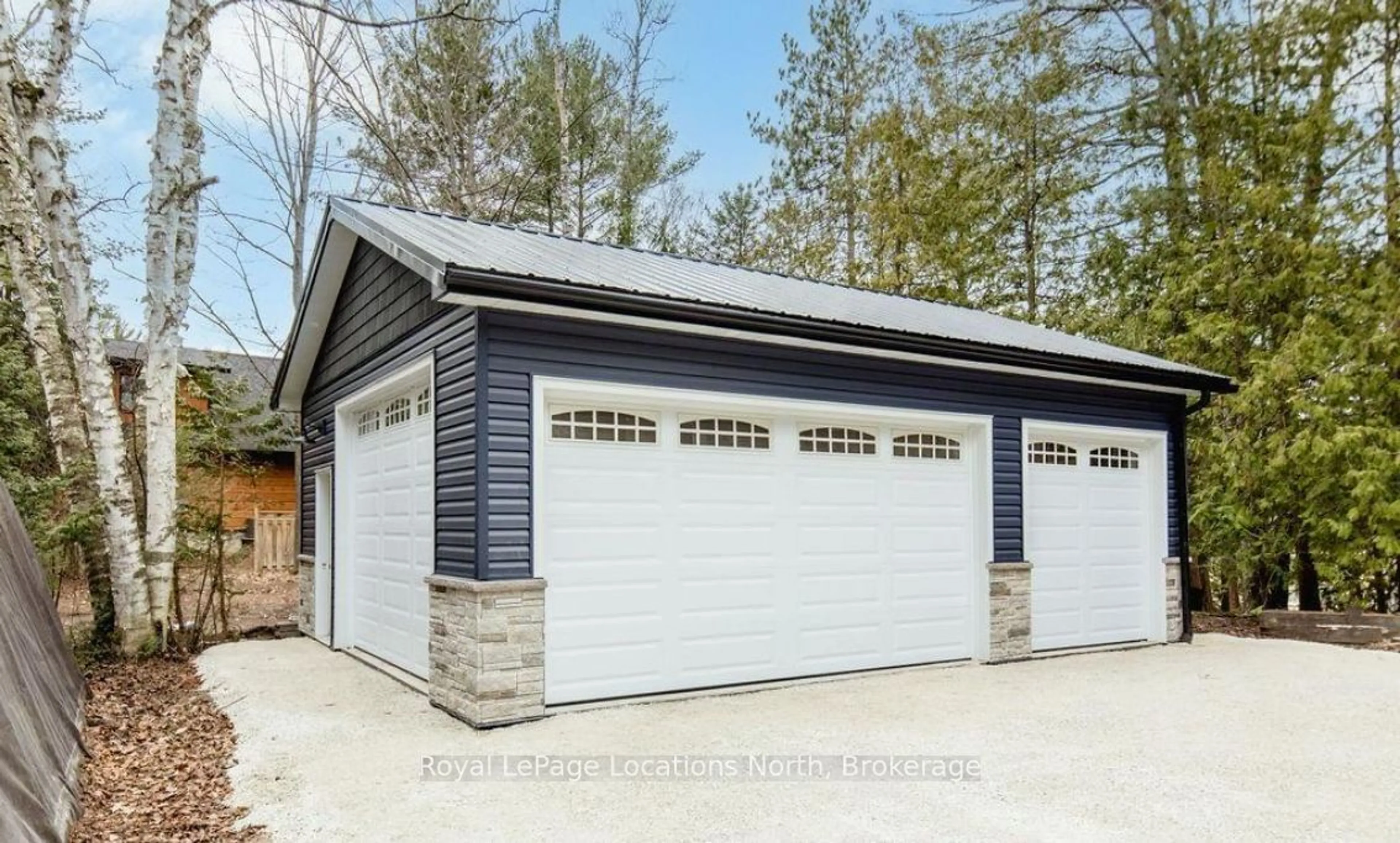 Indoor garage for 44 STROUD Cres, Wasaga Beach Ontario L9Z 2T5