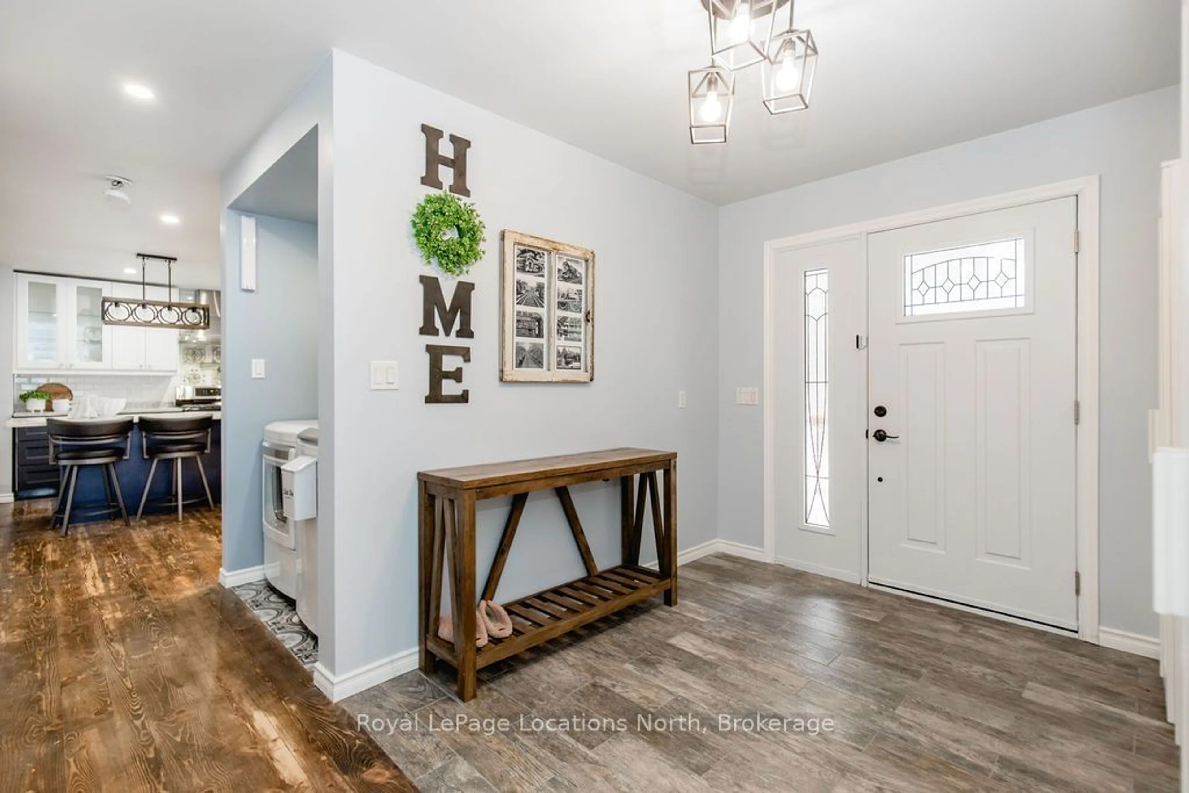 Indoor entryway for 44 STROUD Cres, Wasaga Beach Ontario L9Z 2T5