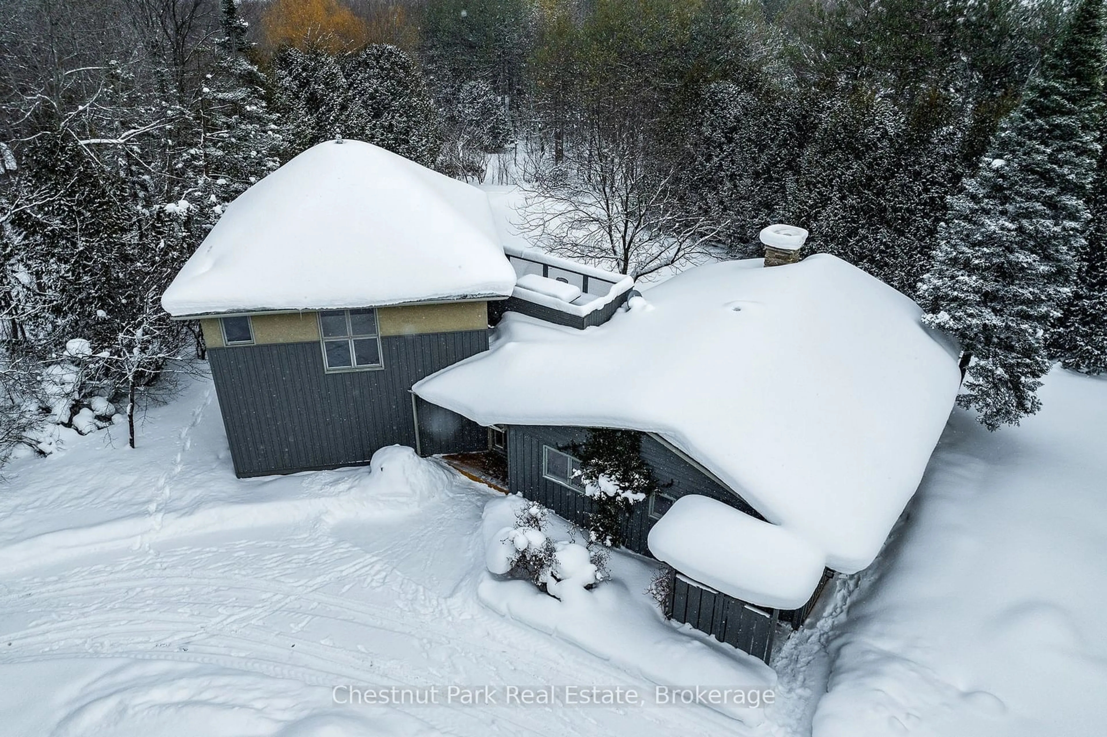 A pic from outside/outdoor area/front of a property/back of a property/a pic from drone, building for 8444 21/22 NOTTAWASAGA Sdrd, Clearview Ontario L0M 1H0