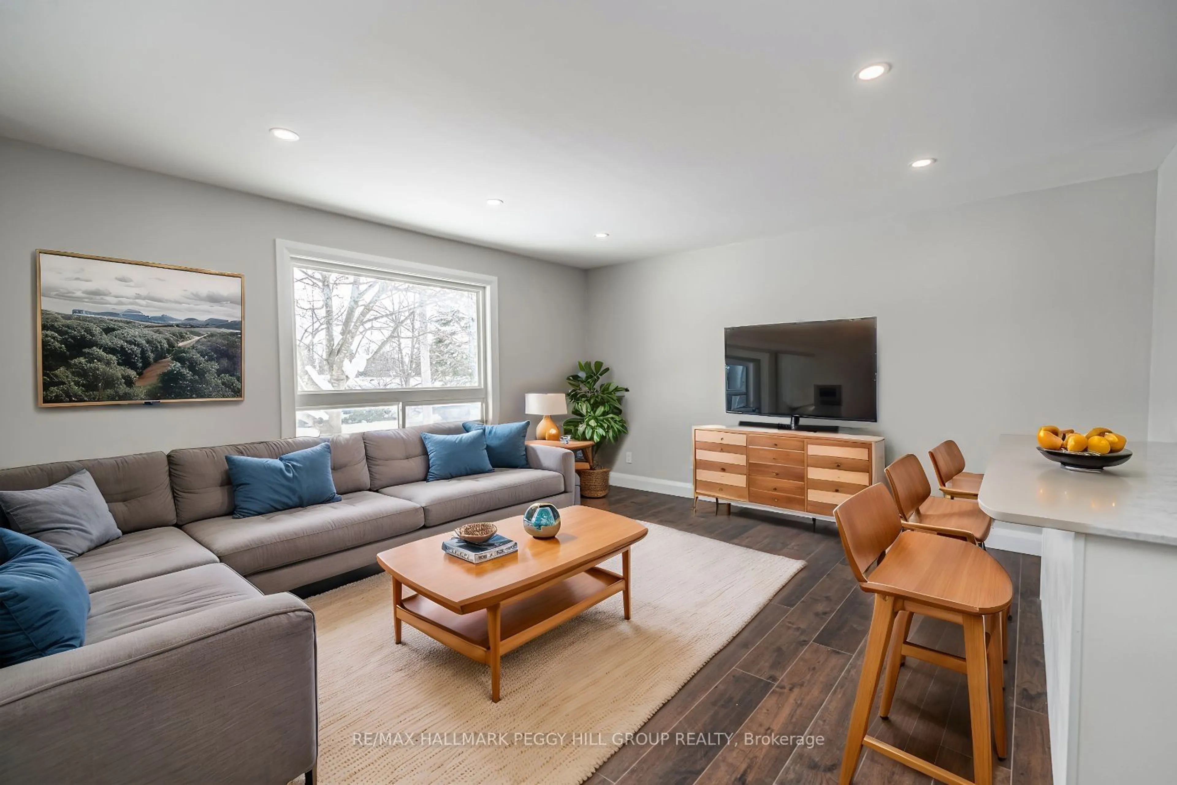 Living room with furniture, wood/laminate floor for 24 Shannon St, Orillia Ontario L3V 7K4