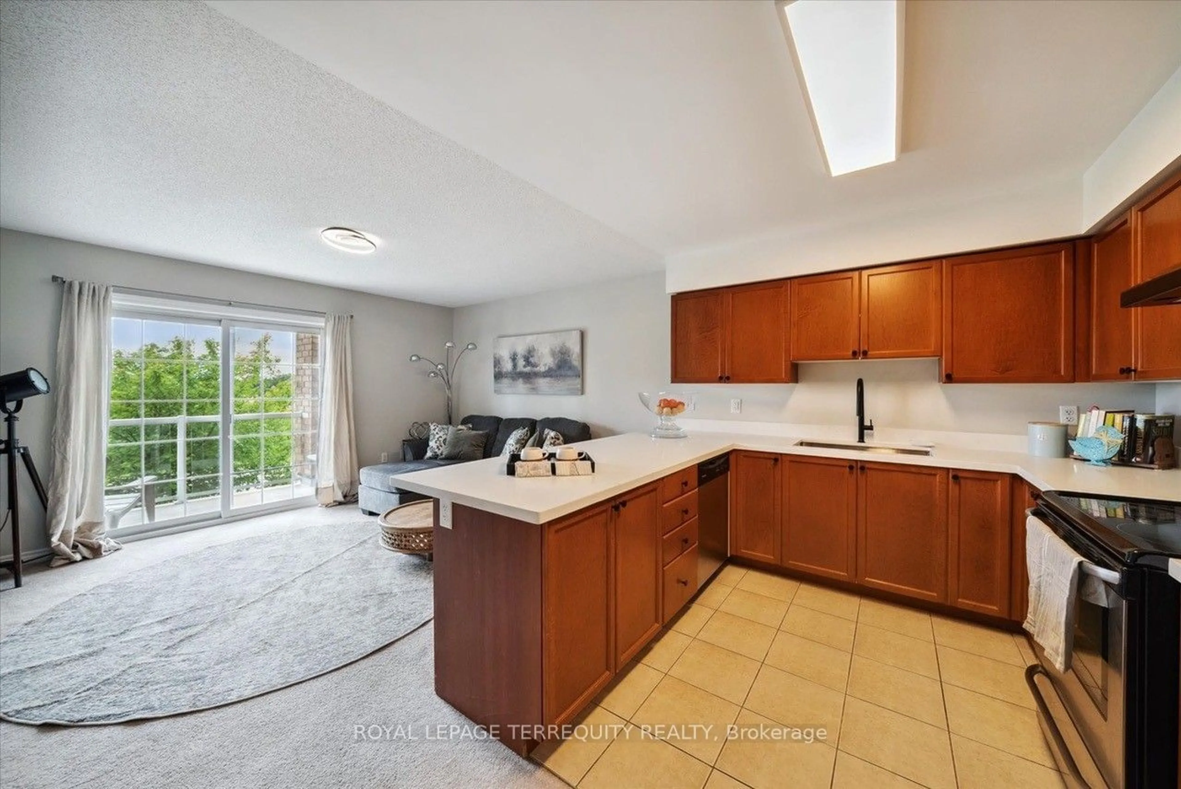 Open concept kitchen, ceramic/tile floor for 137 Sydenham Wells #12, Barrie Ontario L4M 0G7