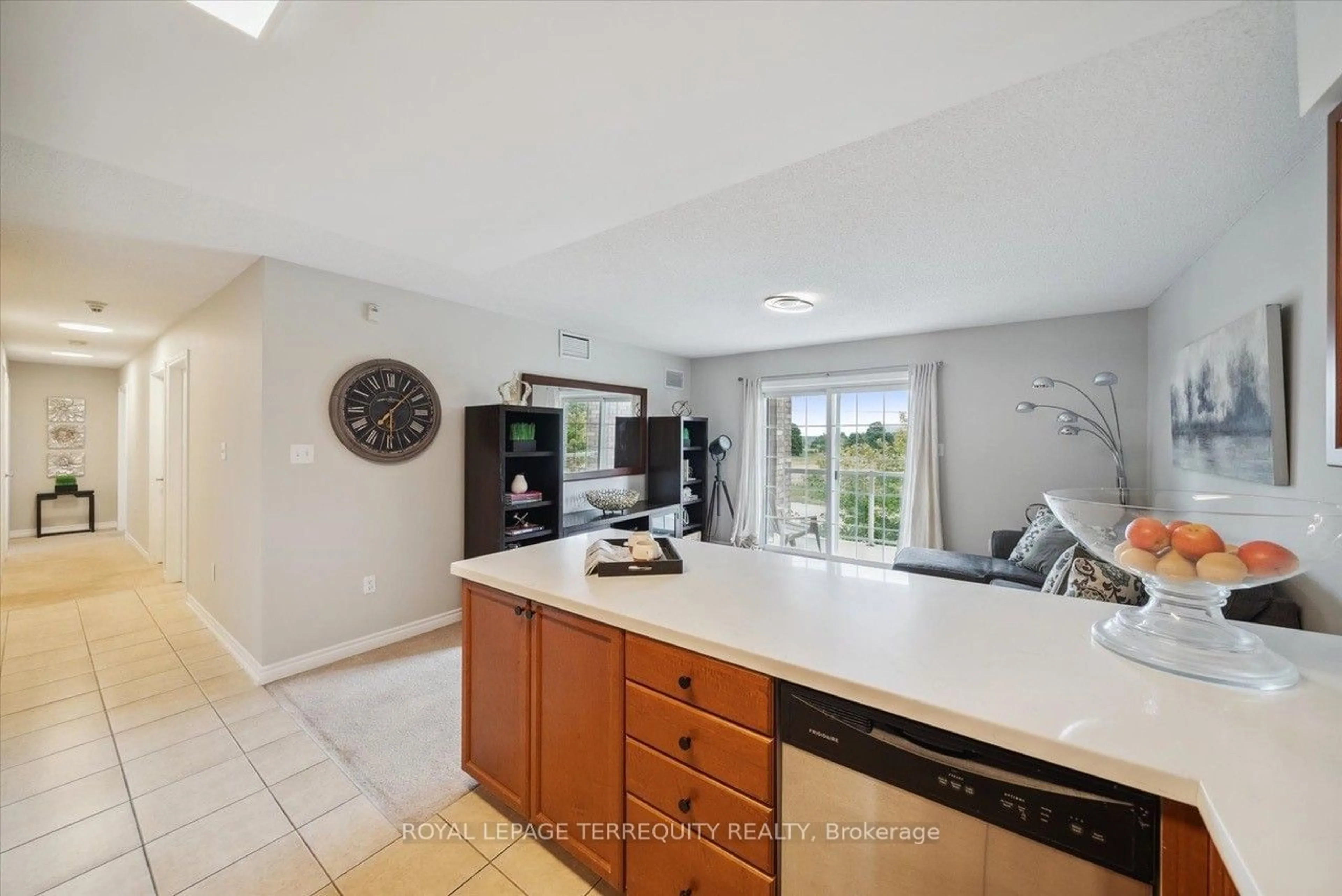 Open concept kitchen, ceramic/tile floor for 137 Sydenham Wells #12, Barrie Ontario L4M 0G7