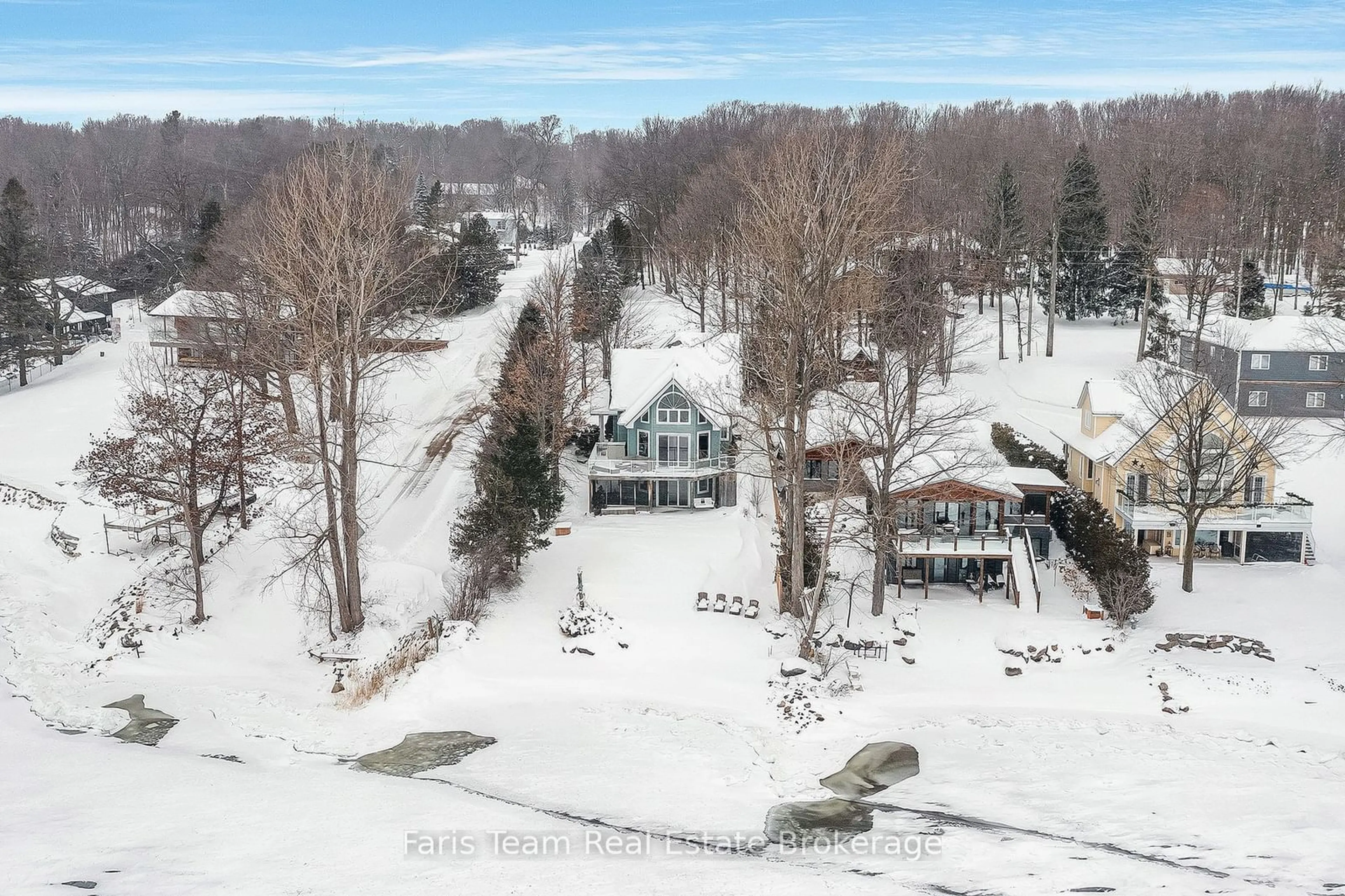 A pic from outside/outdoor area/front of a property/back of a property/a pic from drone, street for 281 Puddicombe Rd, Midland Ontario L4R 5G7