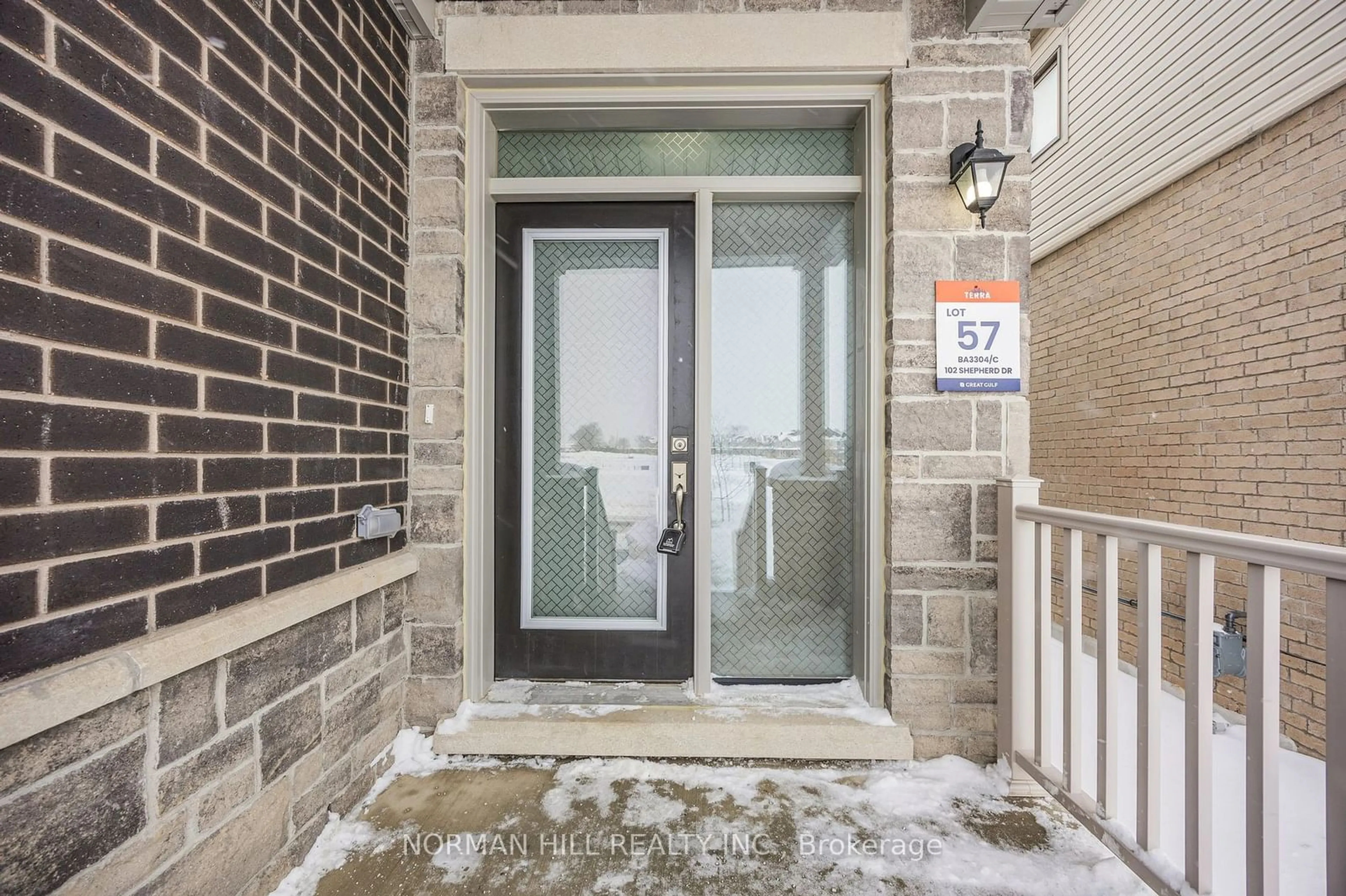 Indoor entryway for 102 Shepherd Dr, Barrie Ontario L9J 0P5