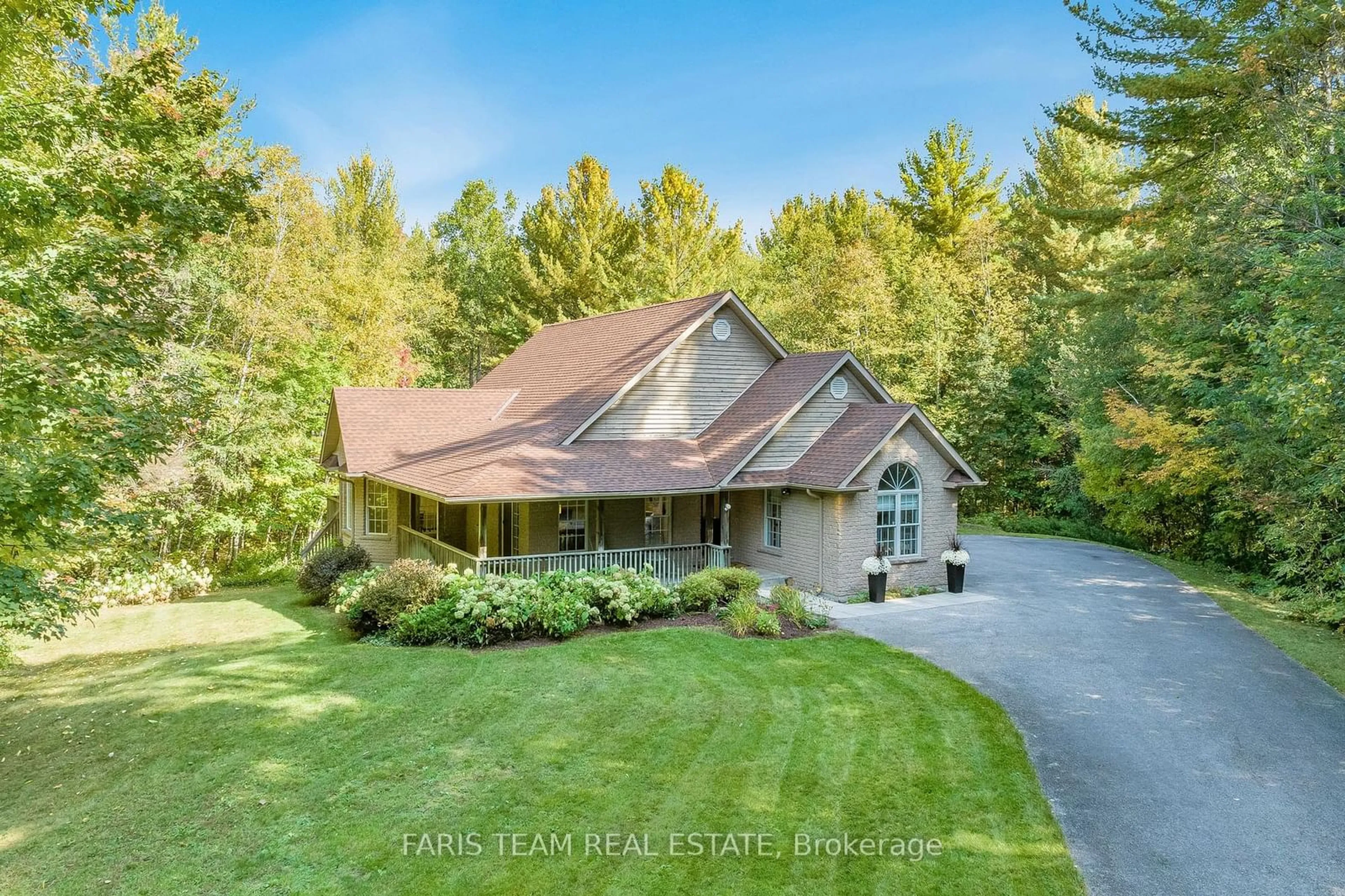 A pic from outside/outdoor area/front of a property/back of a property/a pic from drone, water/lake/river/ocean view for 7 Glenhuron Dr, Springwater Ontario L9X 0T9