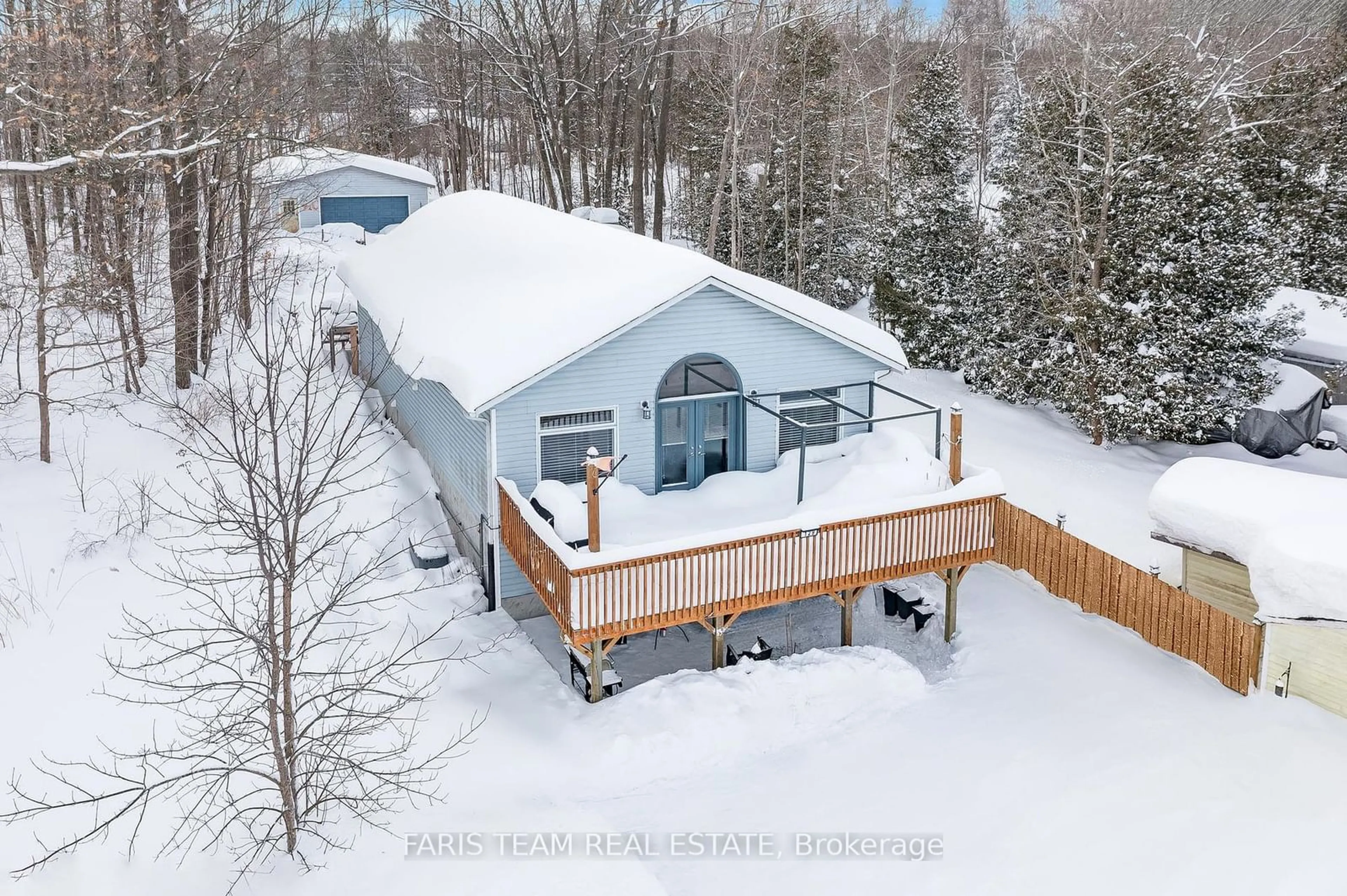 A pic from outside/outdoor area/front of a property/back of a property/a pic from drone, unknown for 129 Mitchells Beach Rd, Tay Ontario L0K 2A0