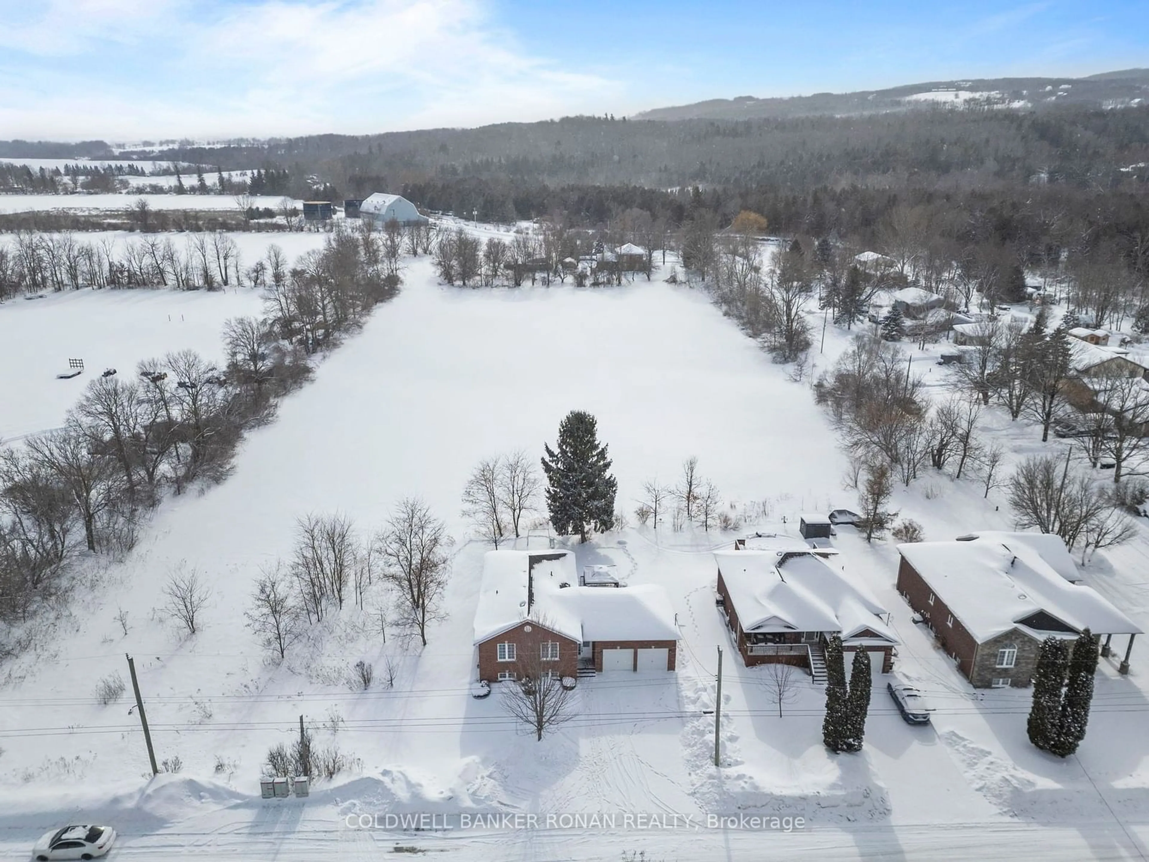 A pic from outside/outdoor area/front of a property/back of a property/a pic from drone, mountain view for 43 George St, Clearview Ontario L0M 1G0