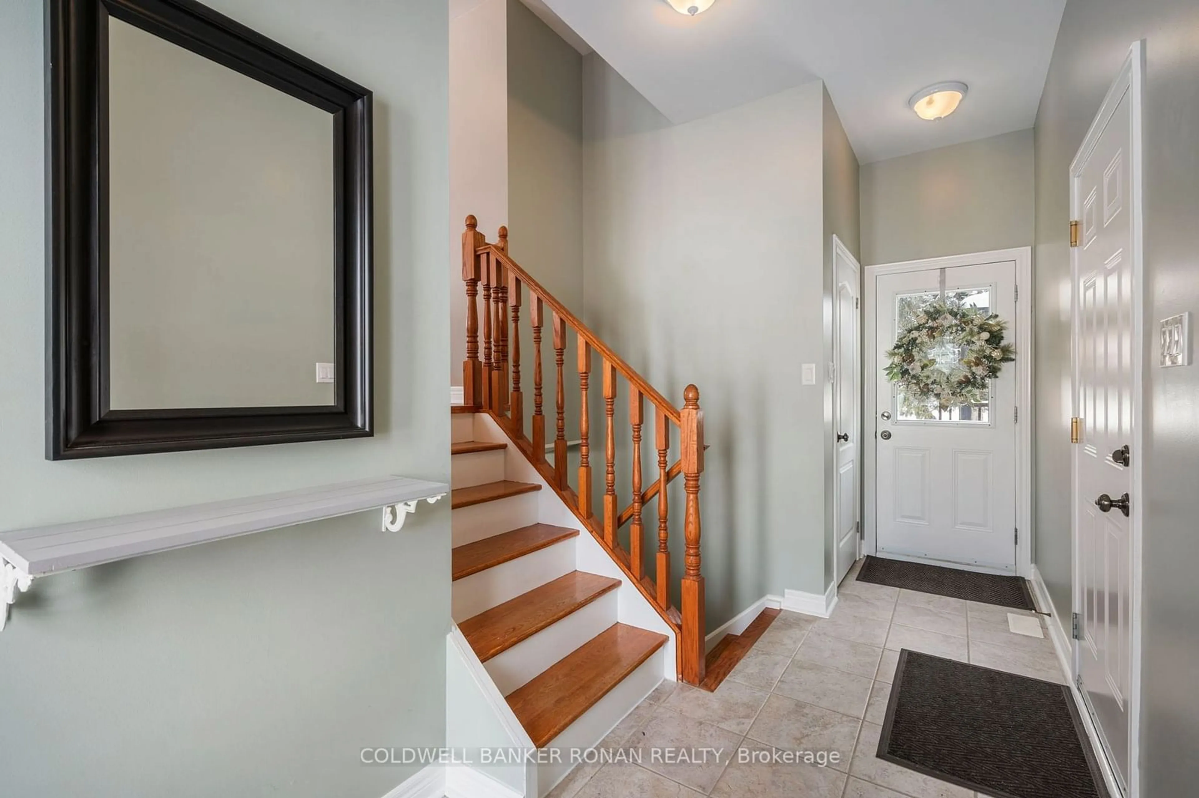 Indoor entryway for 43 George St, Clearview Ontario L0M 1G0