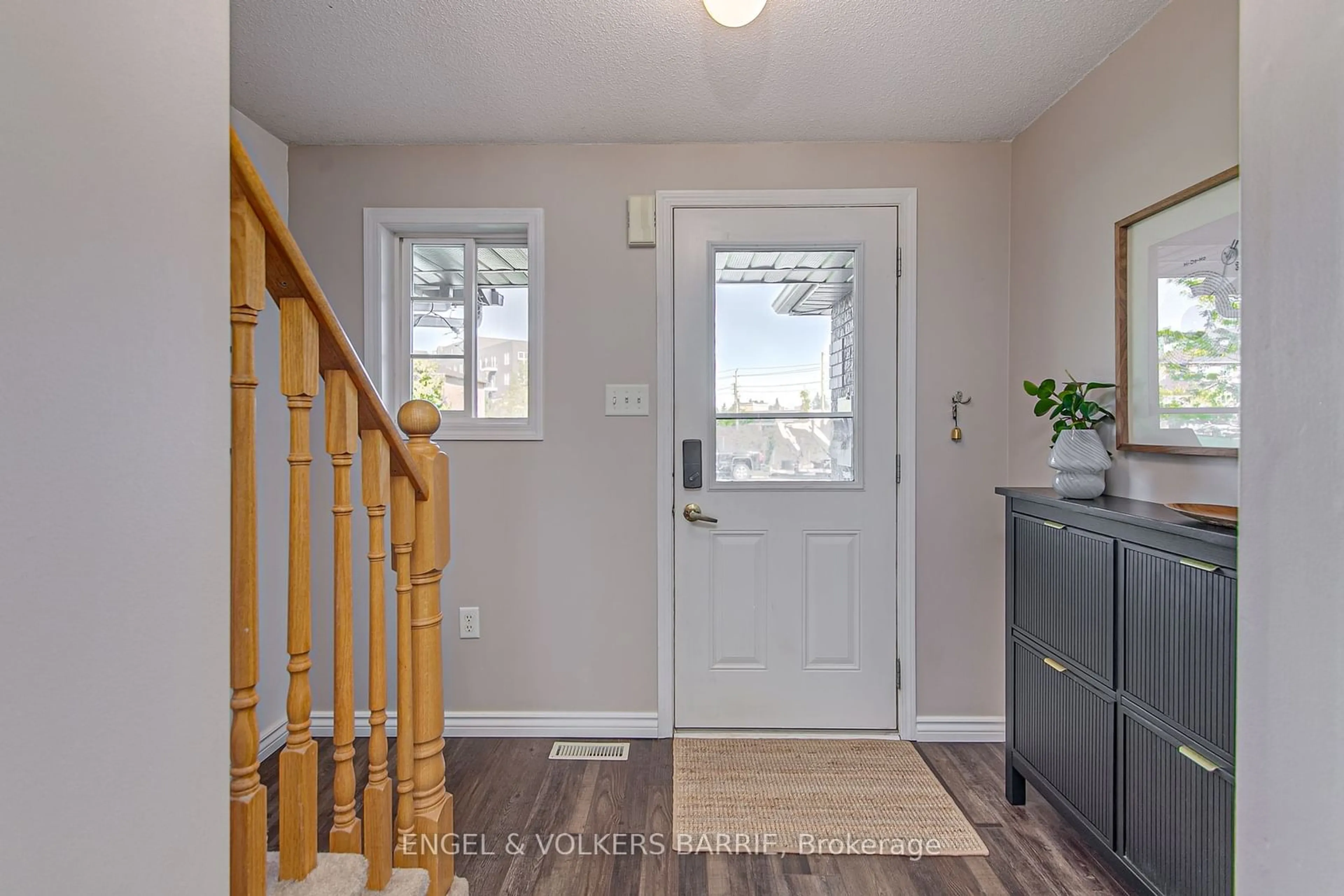 Indoor entryway for 7 Mccausland Crt, Barrie Ontario L4N 6C2