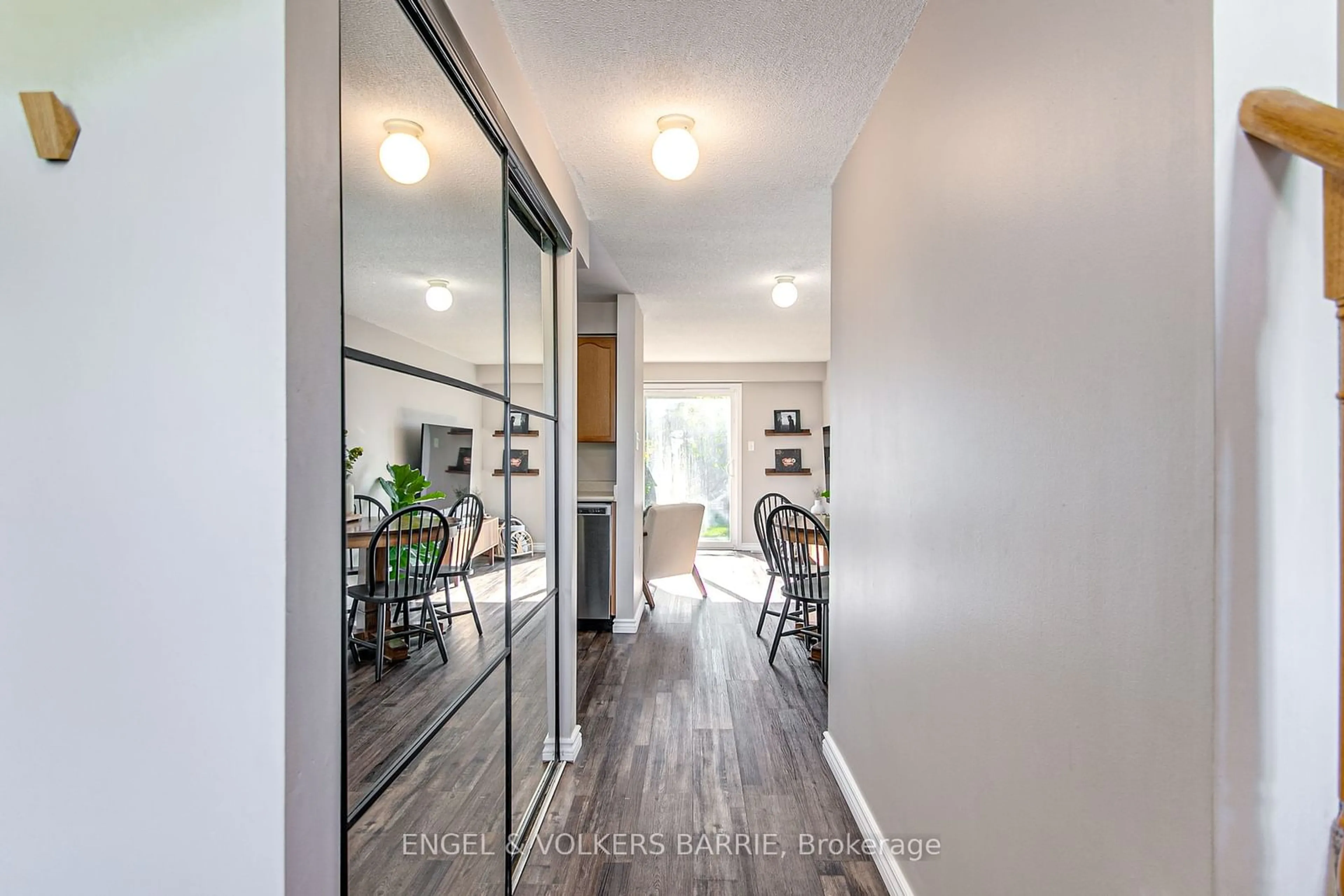 Indoor entryway for 7 Mccausland Crt, Barrie Ontario L4N 6C2