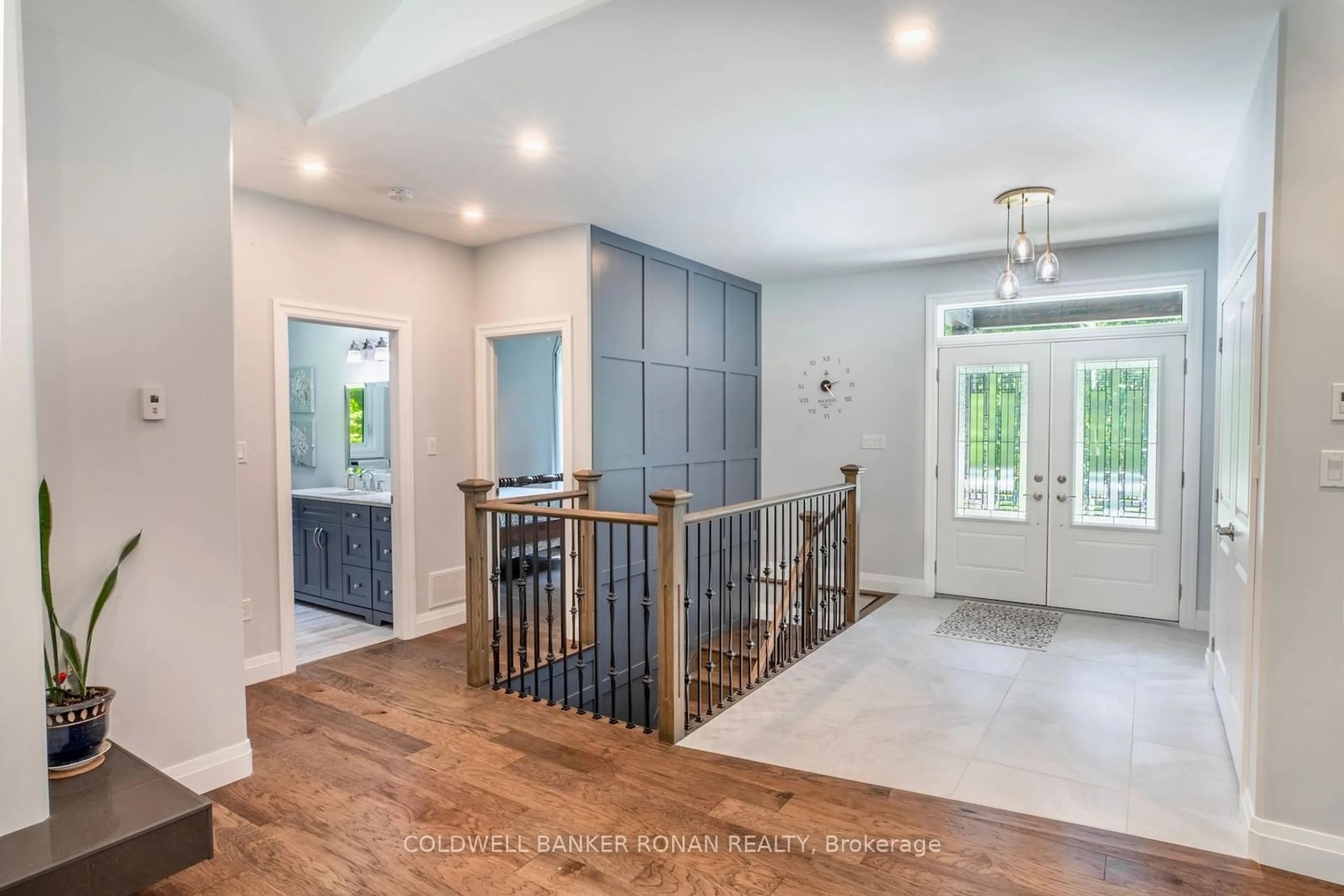 Indoor entryway for 850 Tiny Beaches Rd, Tiny Ontario L9M 0M1