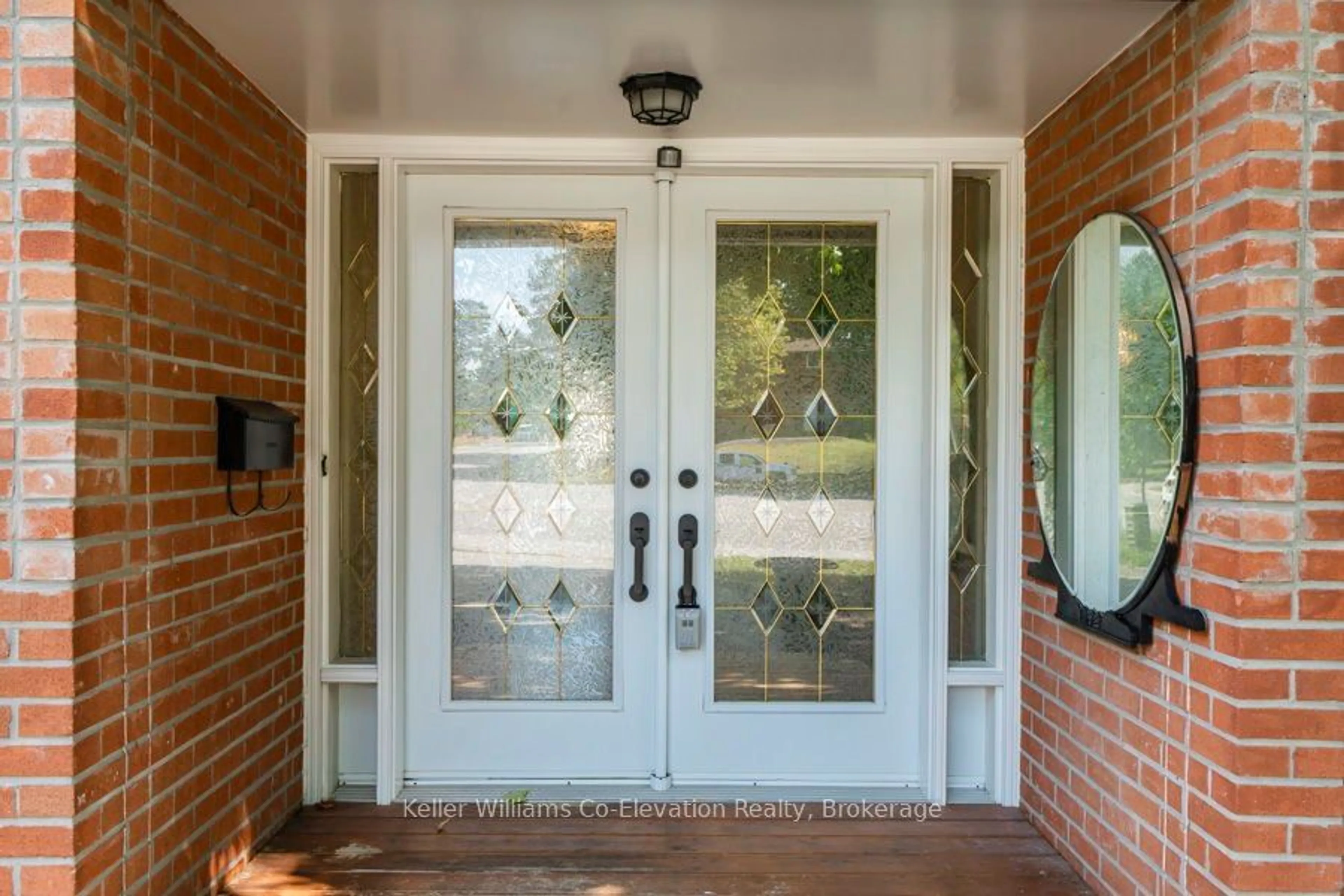 Indoor entryway for 9 BEECHCROFT Circ, Barrie Ontario L4M 4Y4