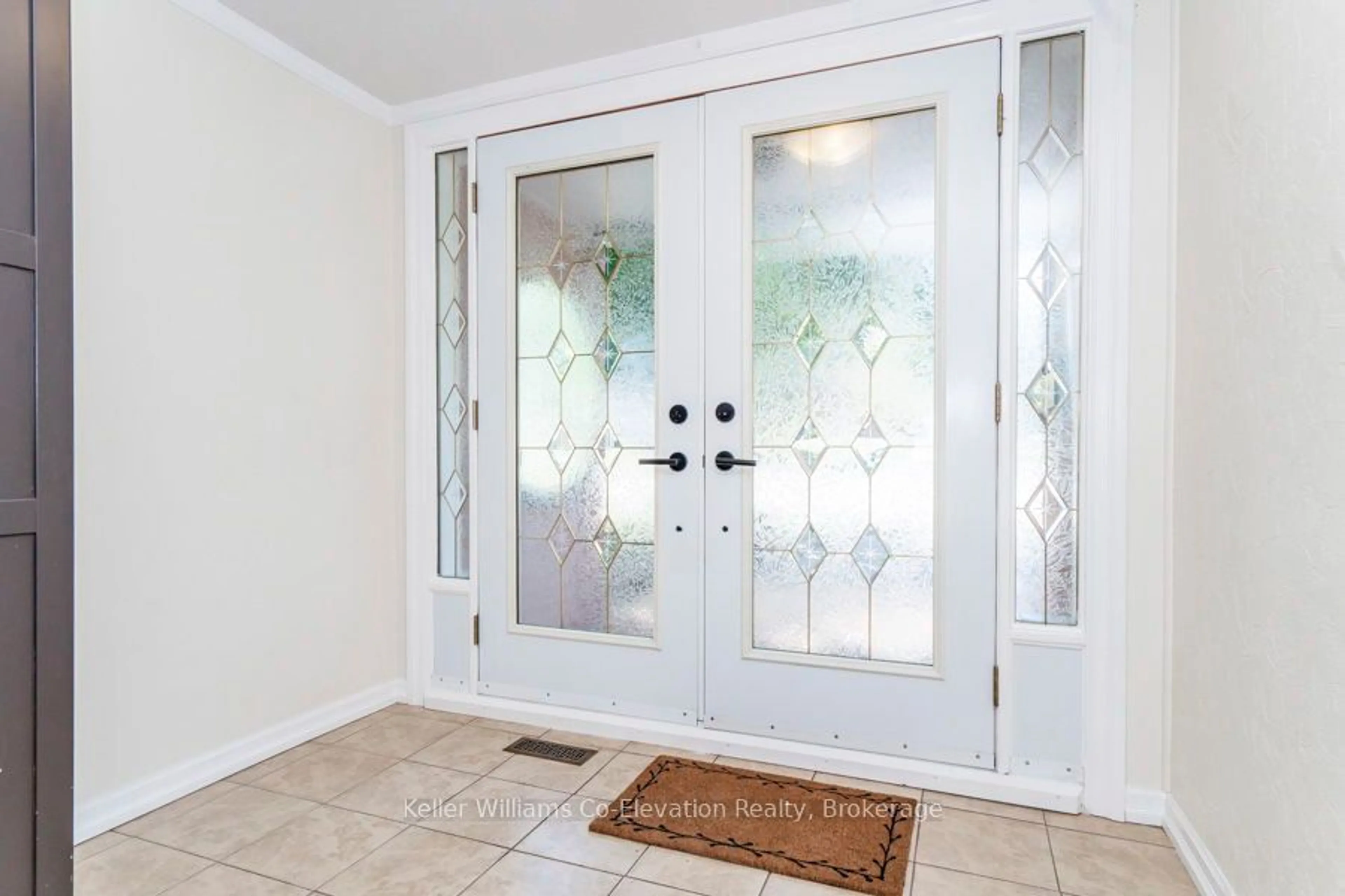 Indoor entryway for 9 BEECHCROFT Circ, Barrie Ontario L4M 4Y4