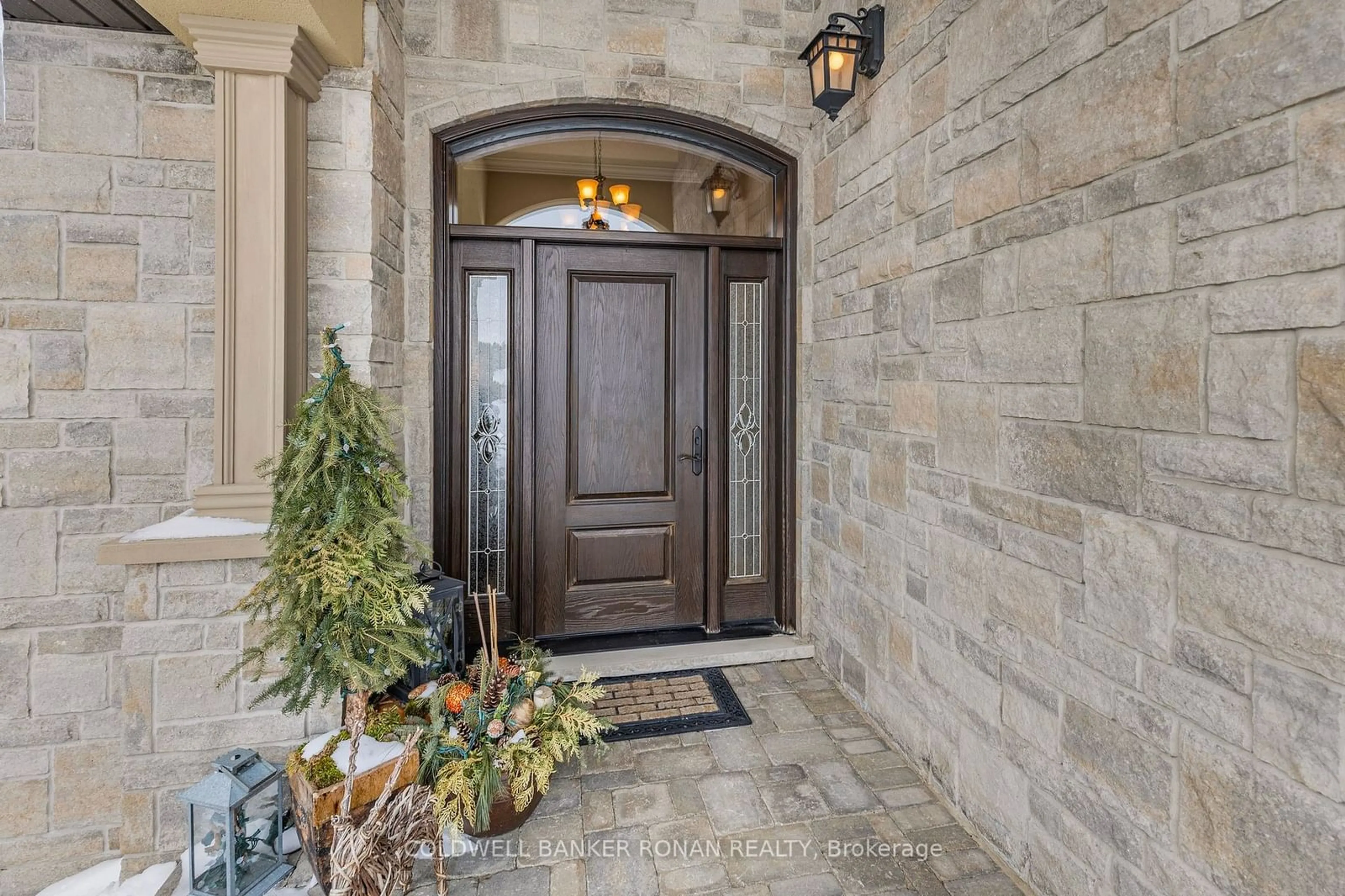 Indoor entryway for 3712 Michael St, Clearview Ontario L0M 1N0