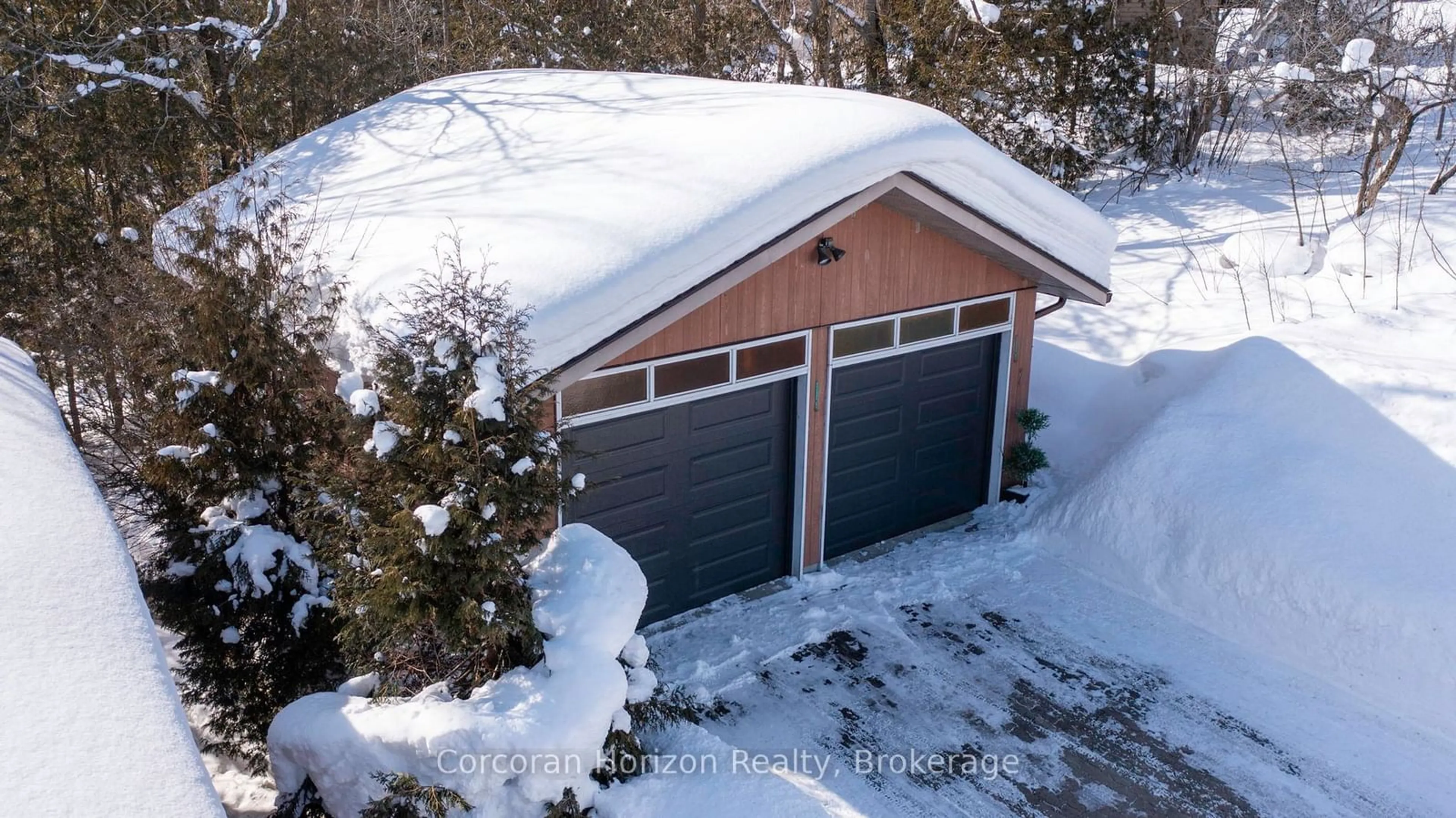 Indoor garage for 1831 Woods Bay Rd, Severn Ontario L3V 0V7